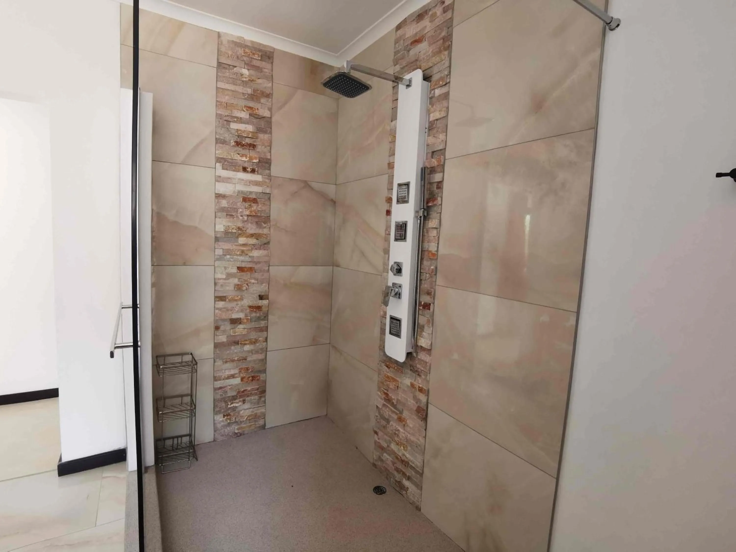 Shower in Gem In The Bush Lodge