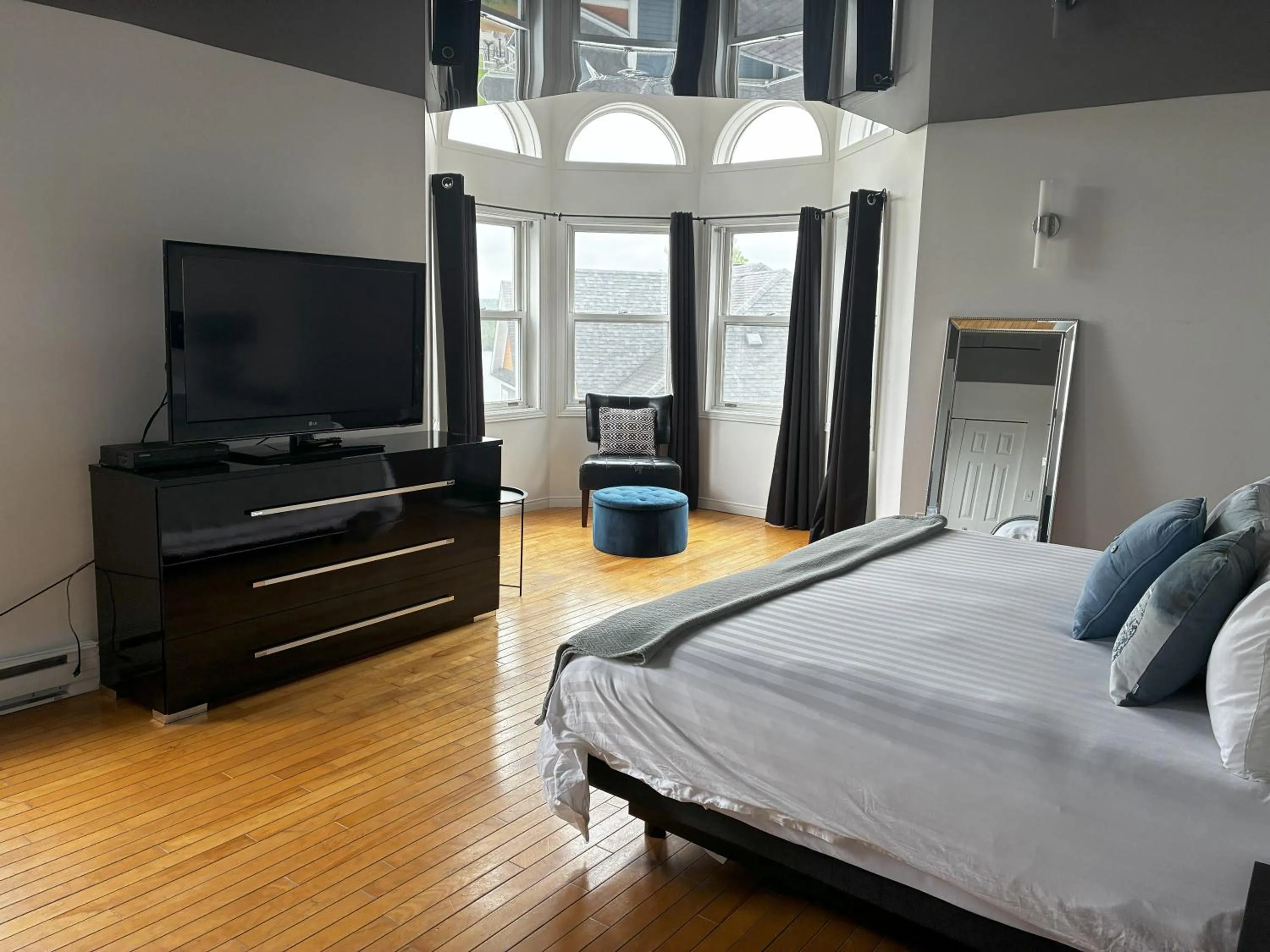 Bedroom, Bed in Au Sommet du Lac Magog