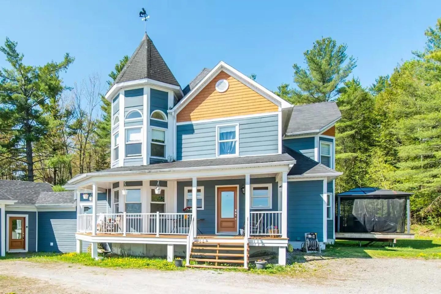 Property building in Au Sommet du Lac Magog