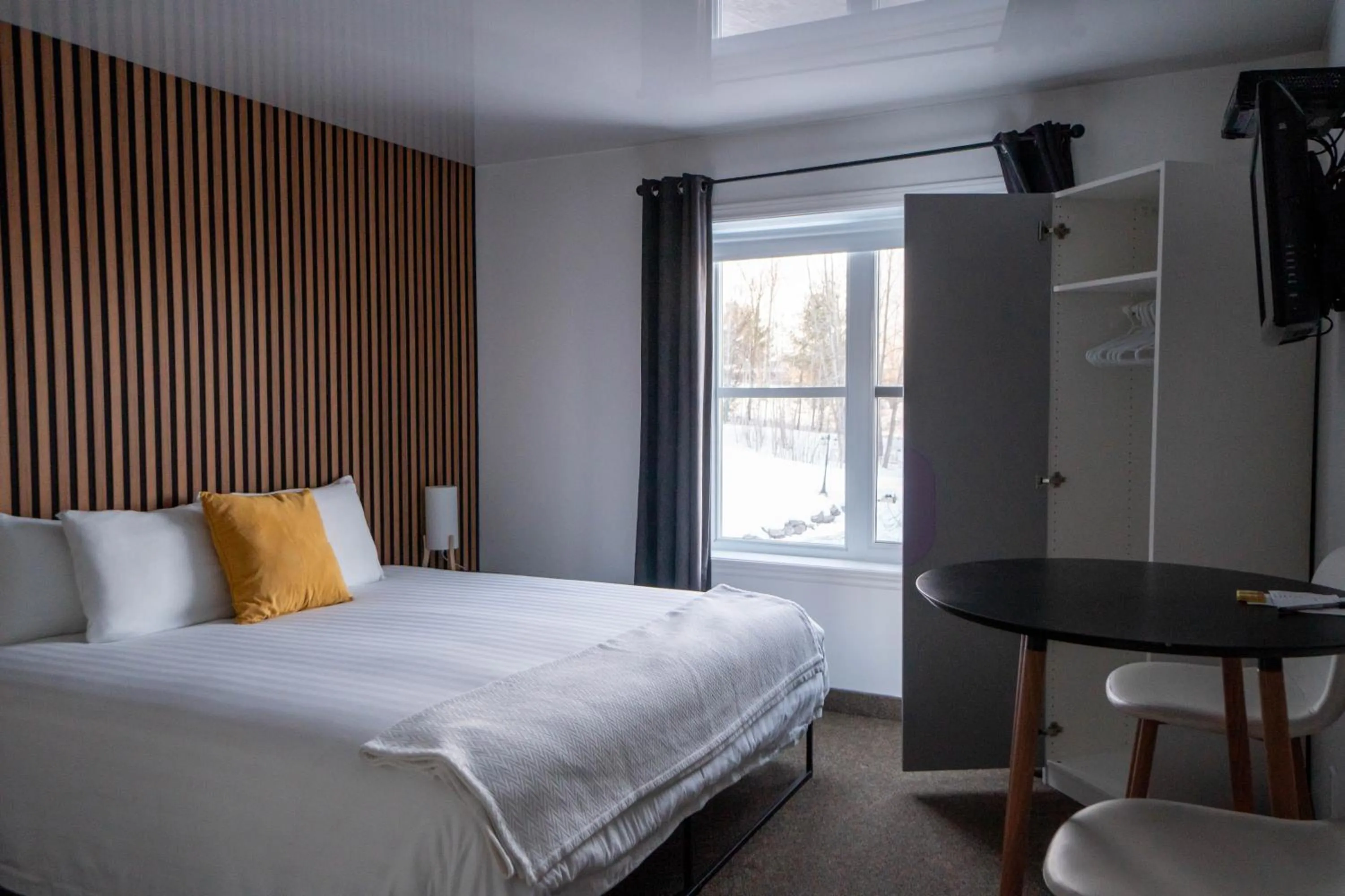 Bedroom, Bed in Au Sommet du Lac Magog