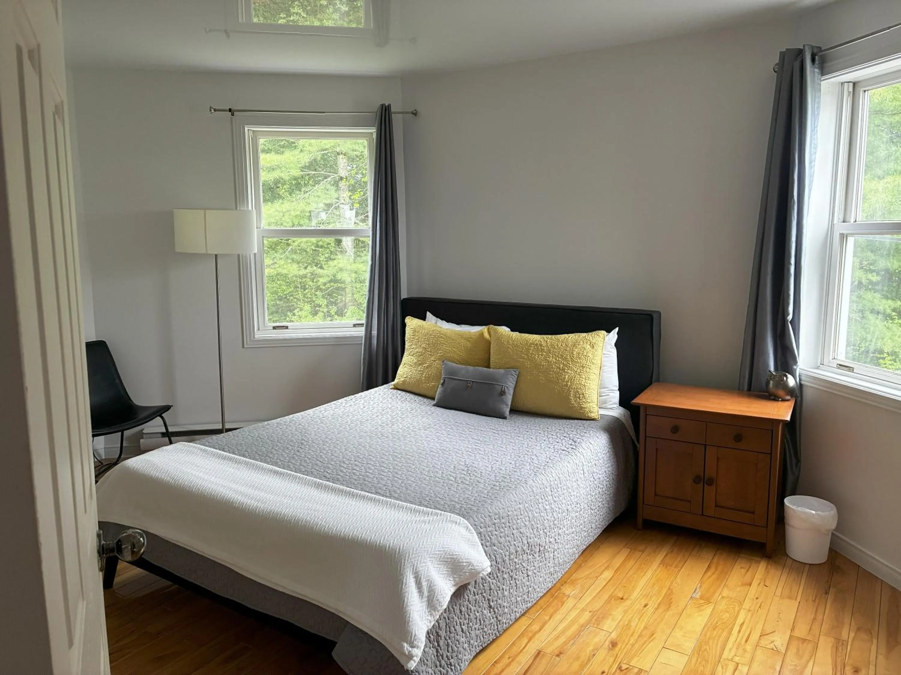 Bedroom, Bed in Au Sommet du Lac Magog