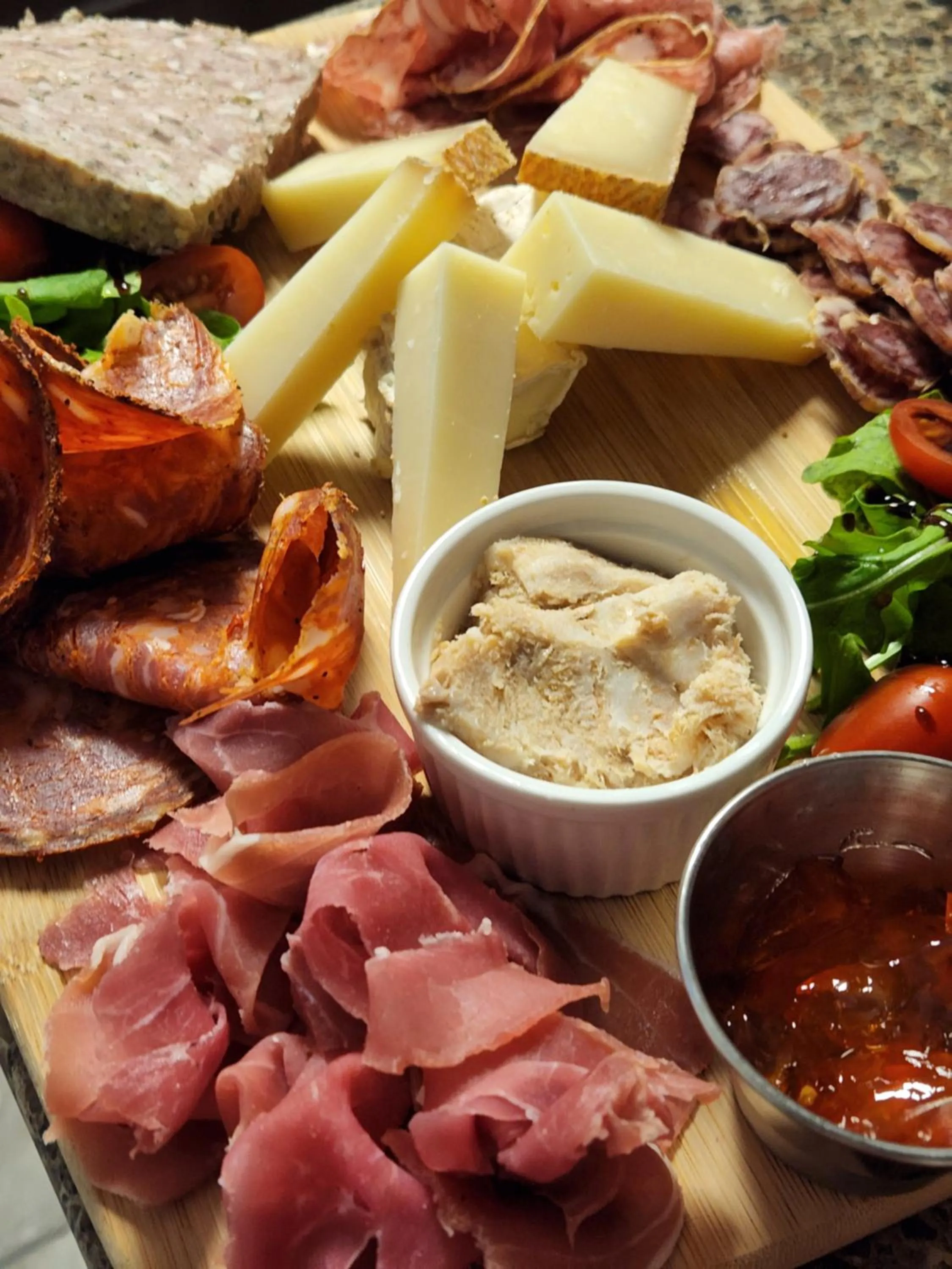 Restaurant/places to eat in Au Sommet du Lac Magog