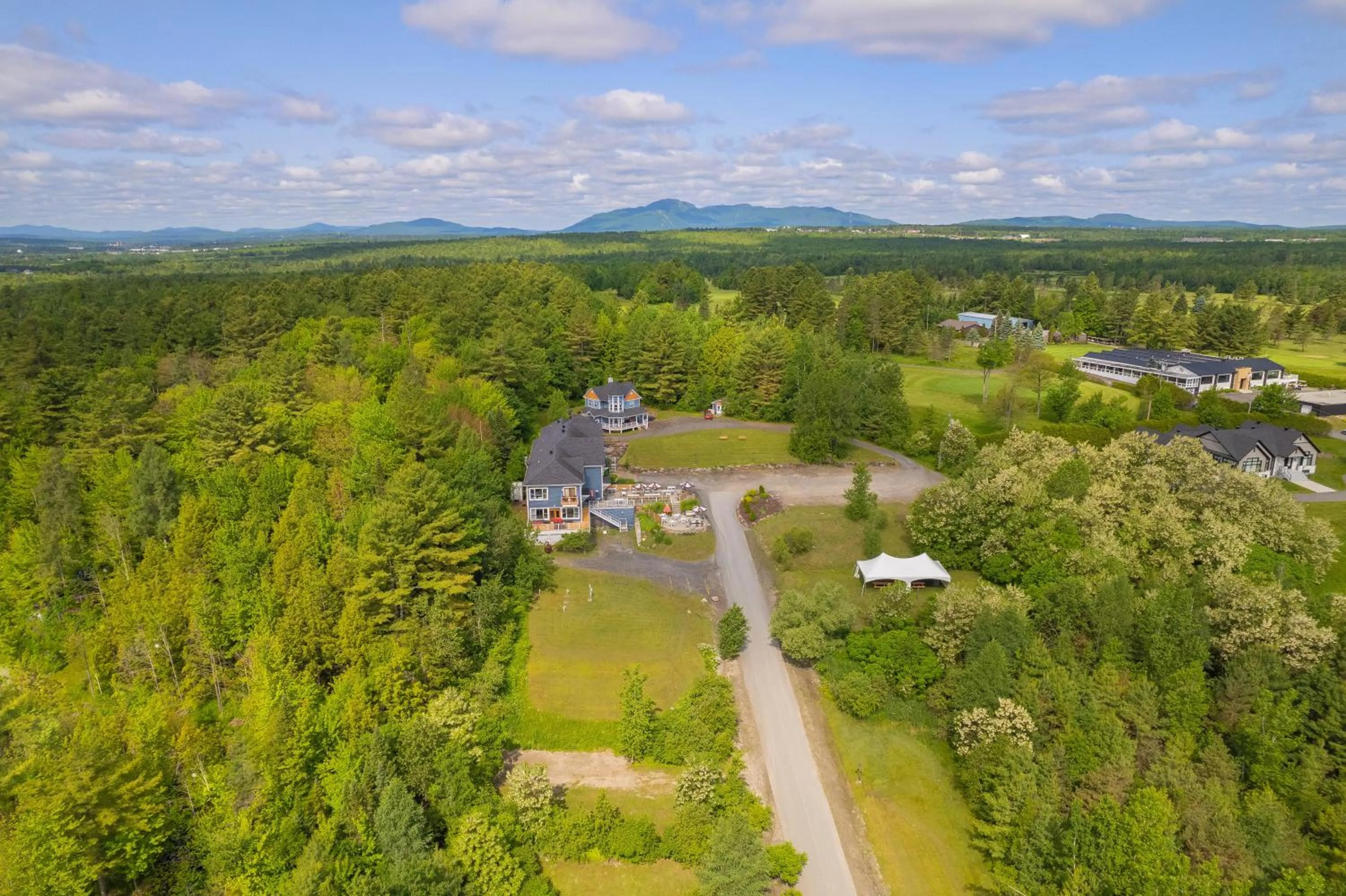 Property building in Au Sommet du Lac Magog