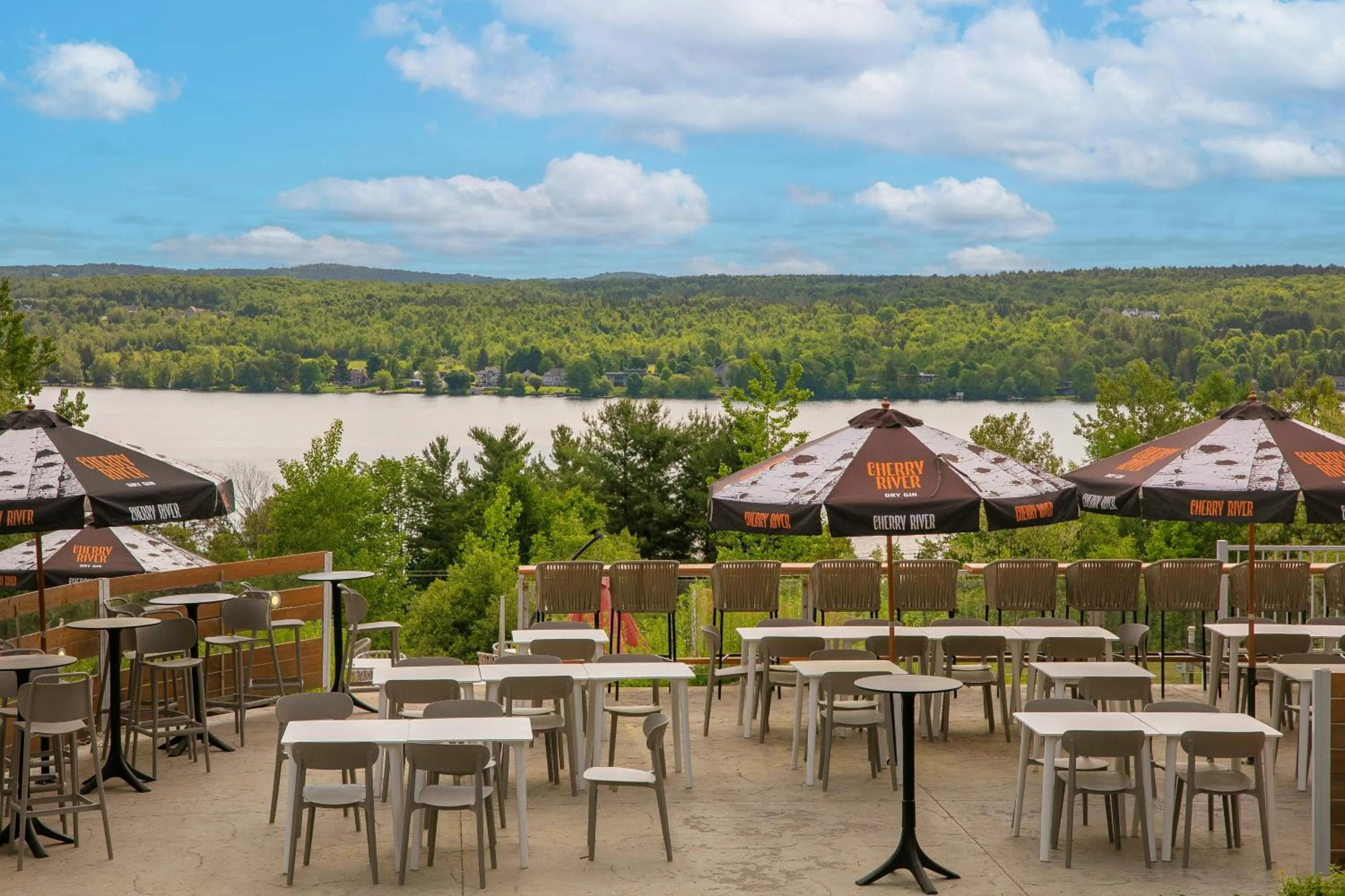 Restaurant/places to eat in Au Sommet du Lac Magog