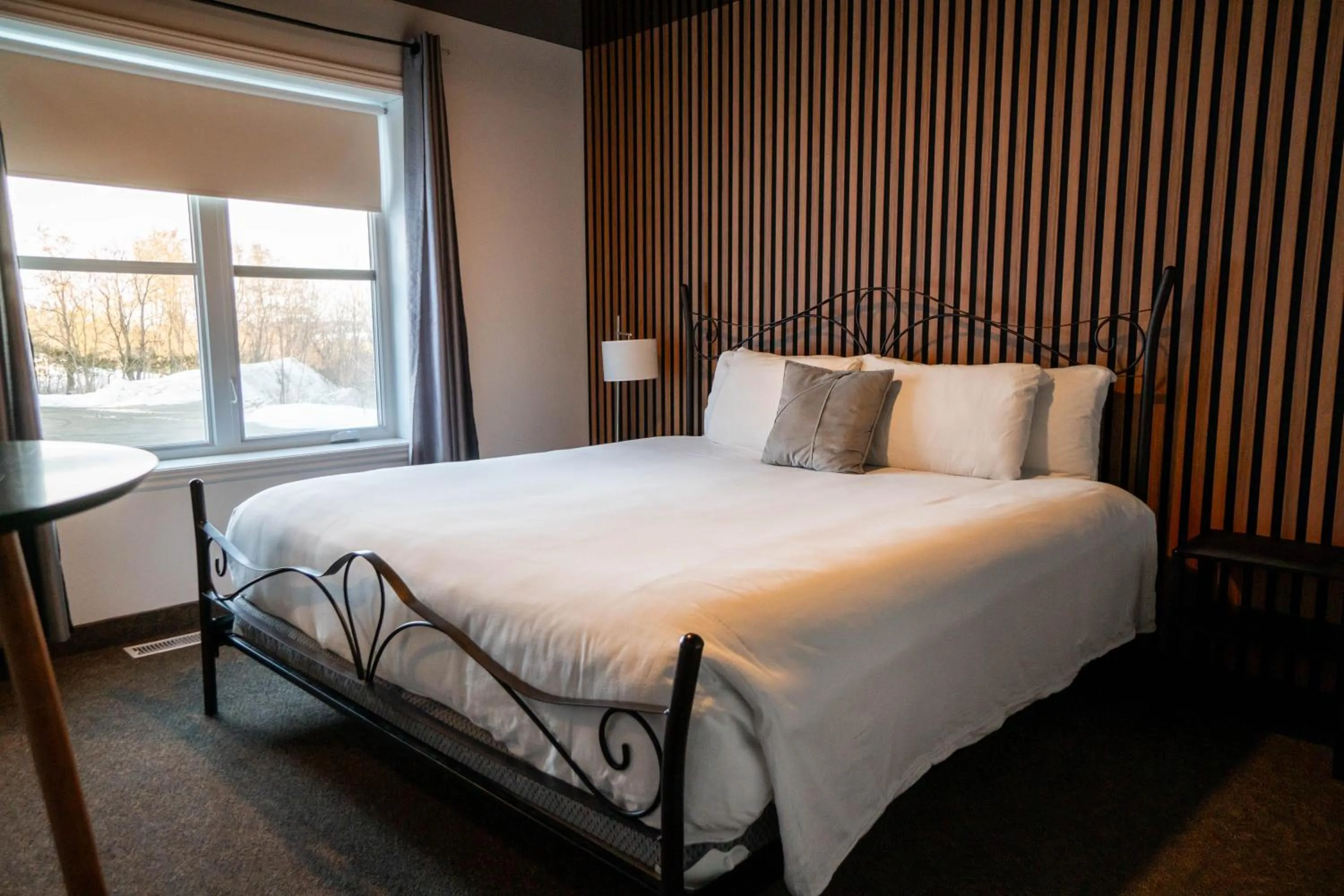 Bedroom, Bed in Au Sommet du Lac Magog