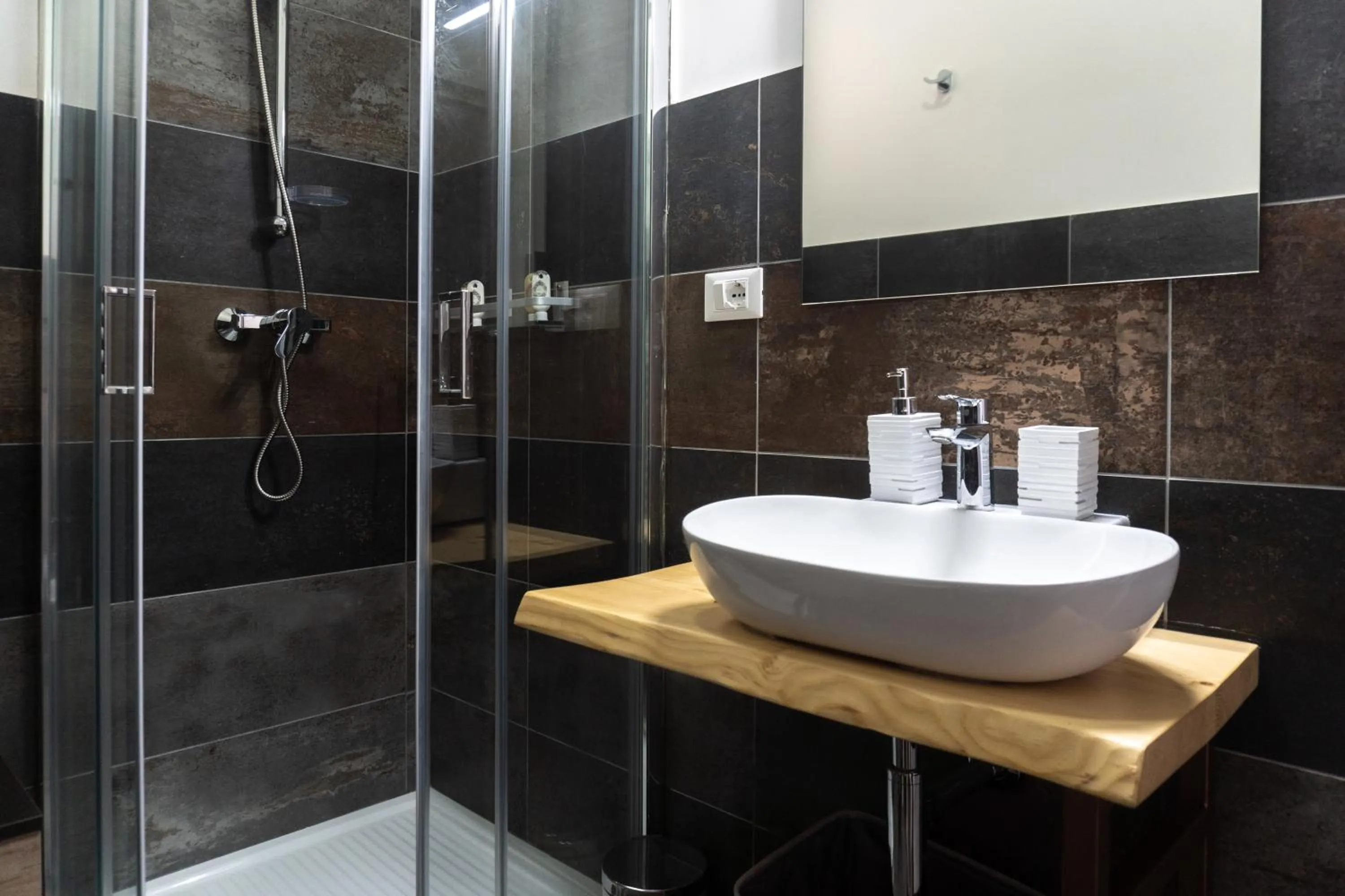 Bathroom in 4 Balconi rooms-Elements B&B