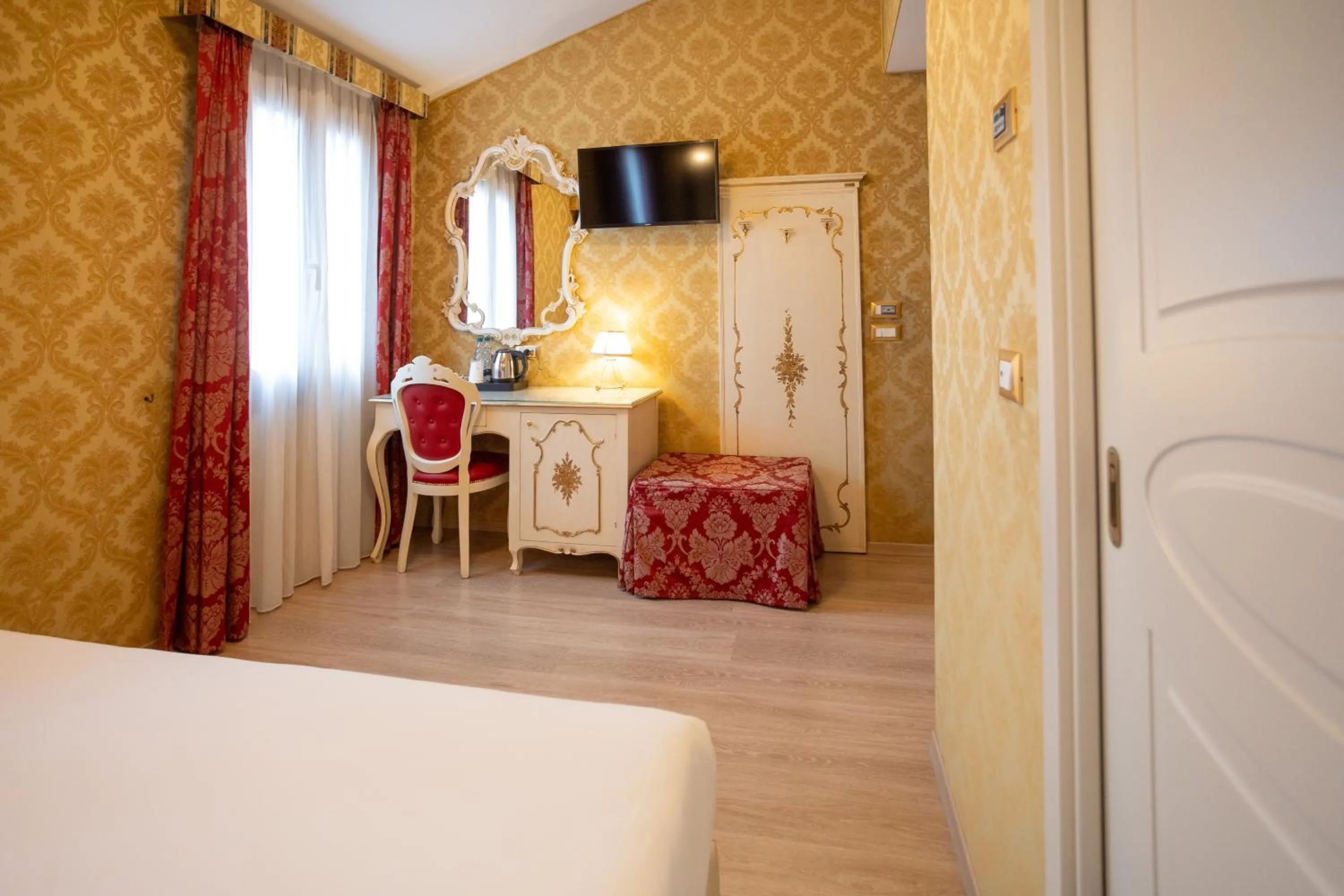 TV and multimedia, Bed in Duomo Boutique Hotel