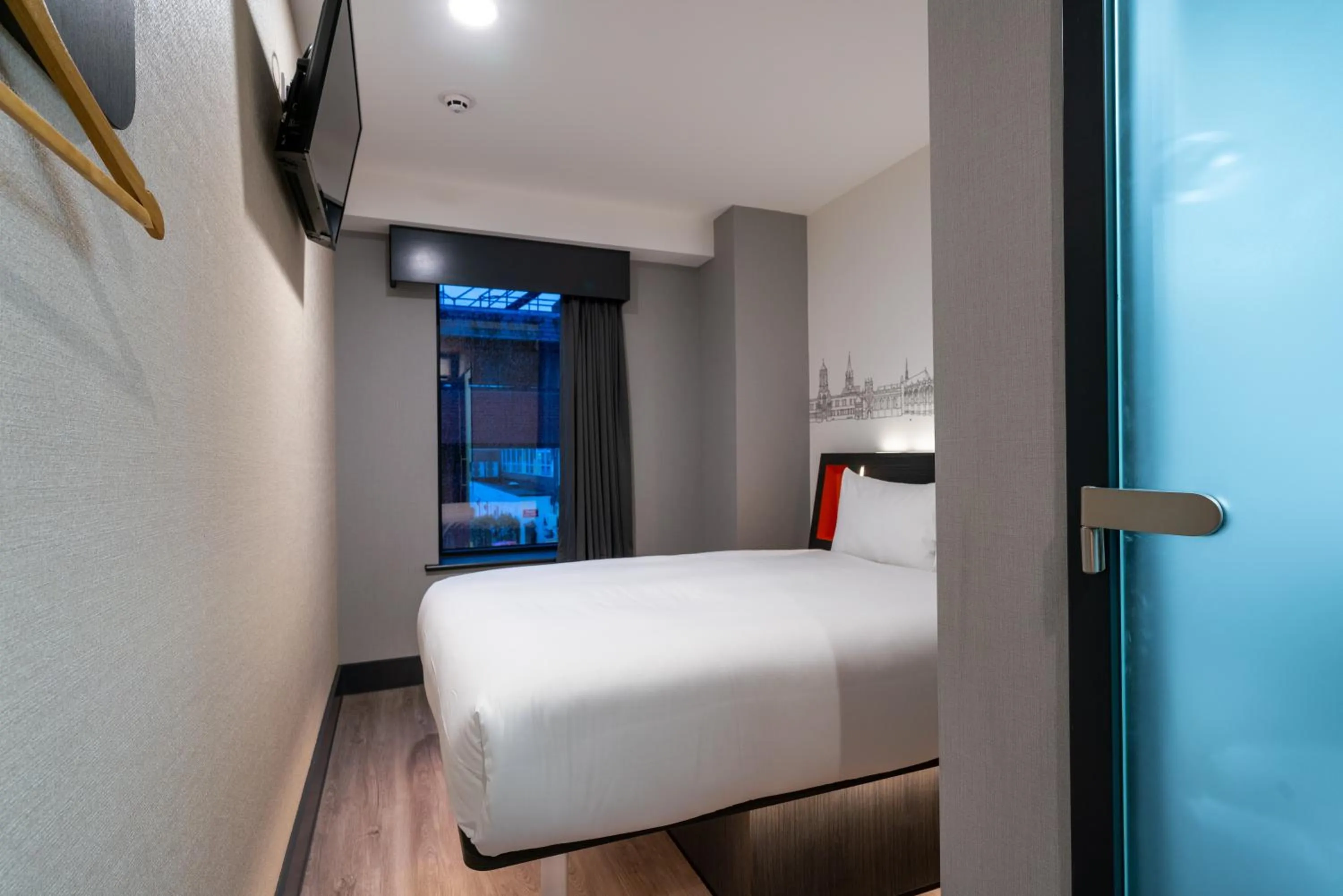 Bedroom, Bed in easyHotel Oxford