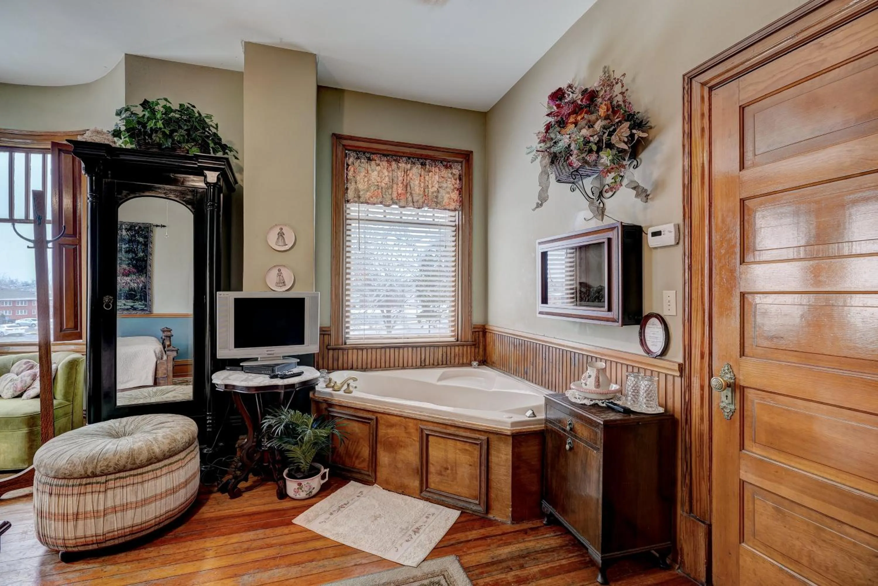 Hot Tub in Grandison Inn