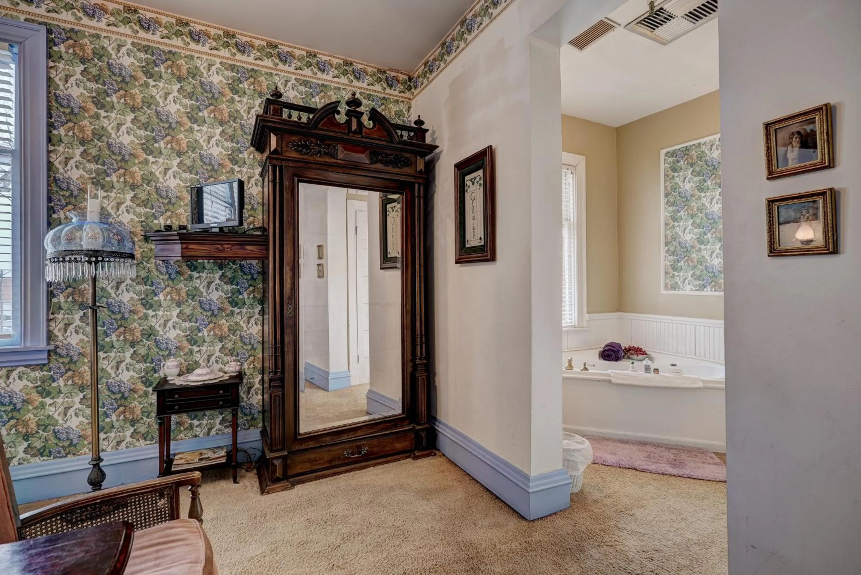 Facade/entrance, Bed in Grandison Inn