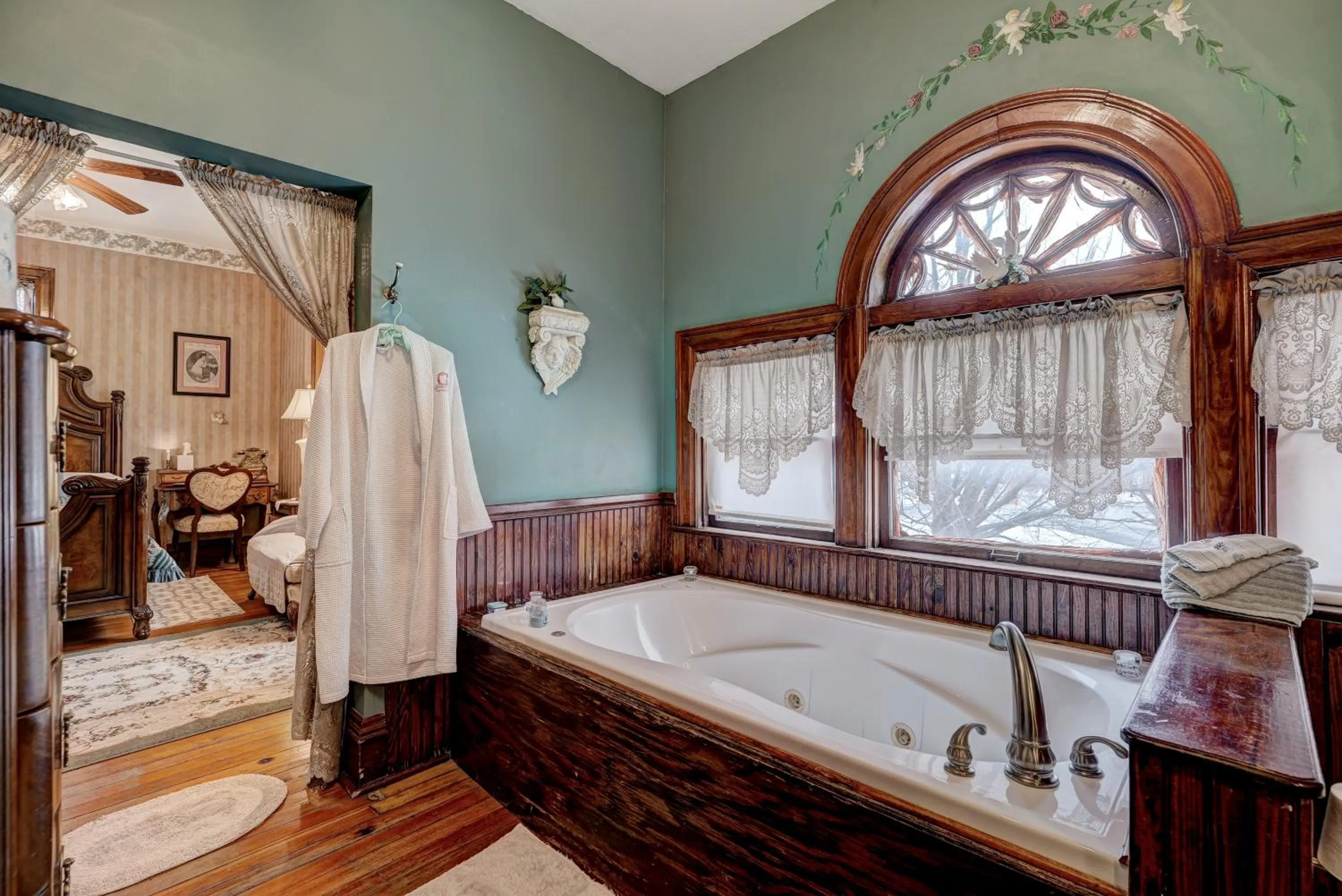 Hot Tub in Grandison Inn