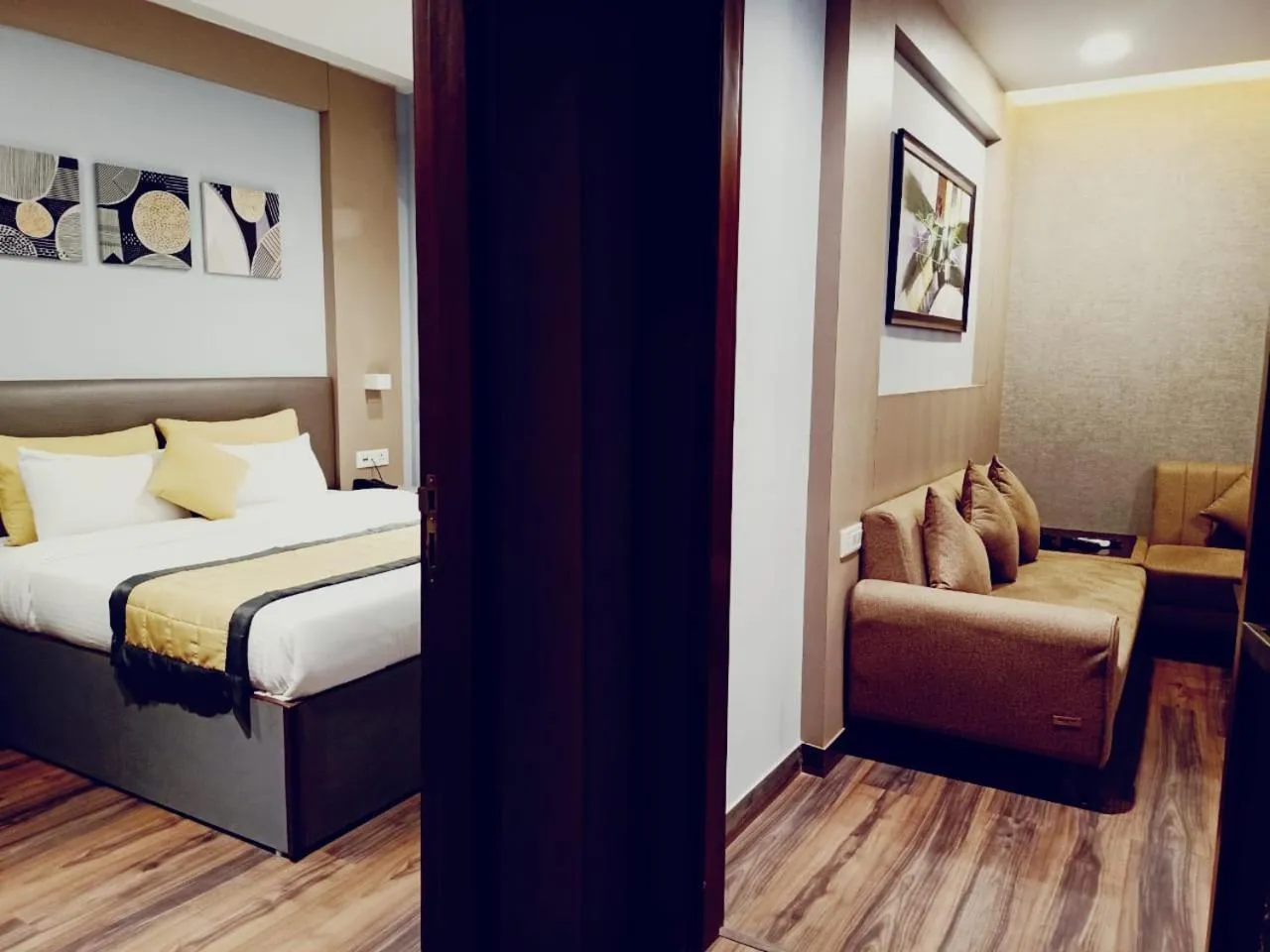 Photo of the whole room, Bed in Western Blu