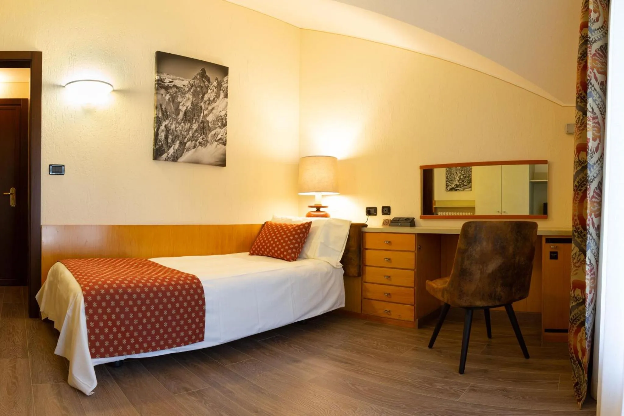 Bedroom, Bed in HOTEL BOUTON D'OR Courmayeur