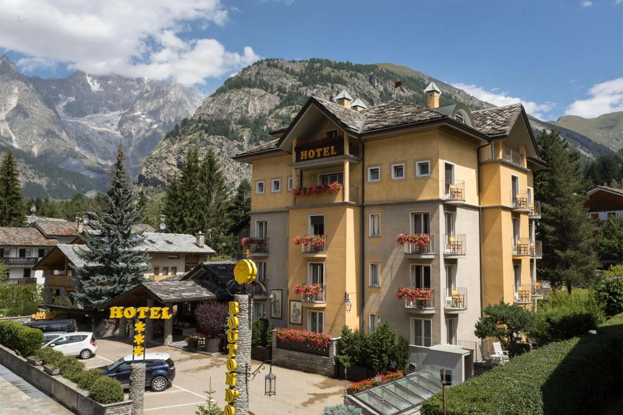 Property building in HOTEL BOUTON D'OR Courmayeur