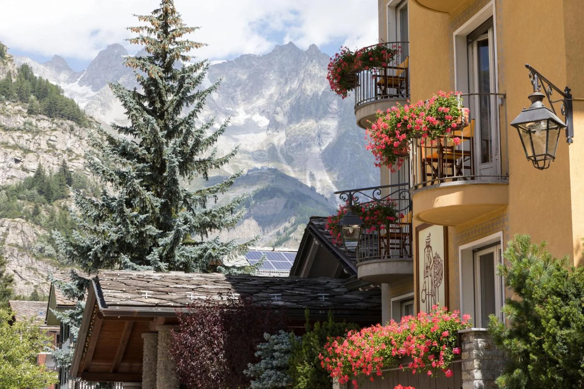 Property building in HOTEL BOUTON D'OR Courmayeur