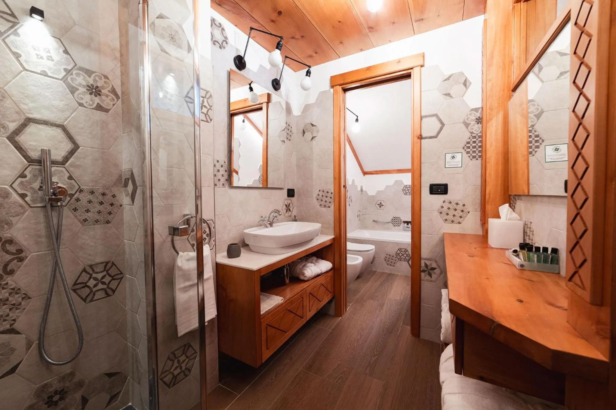 Shower, Bed in HOTEL BOUTON D'OR Courmayeur