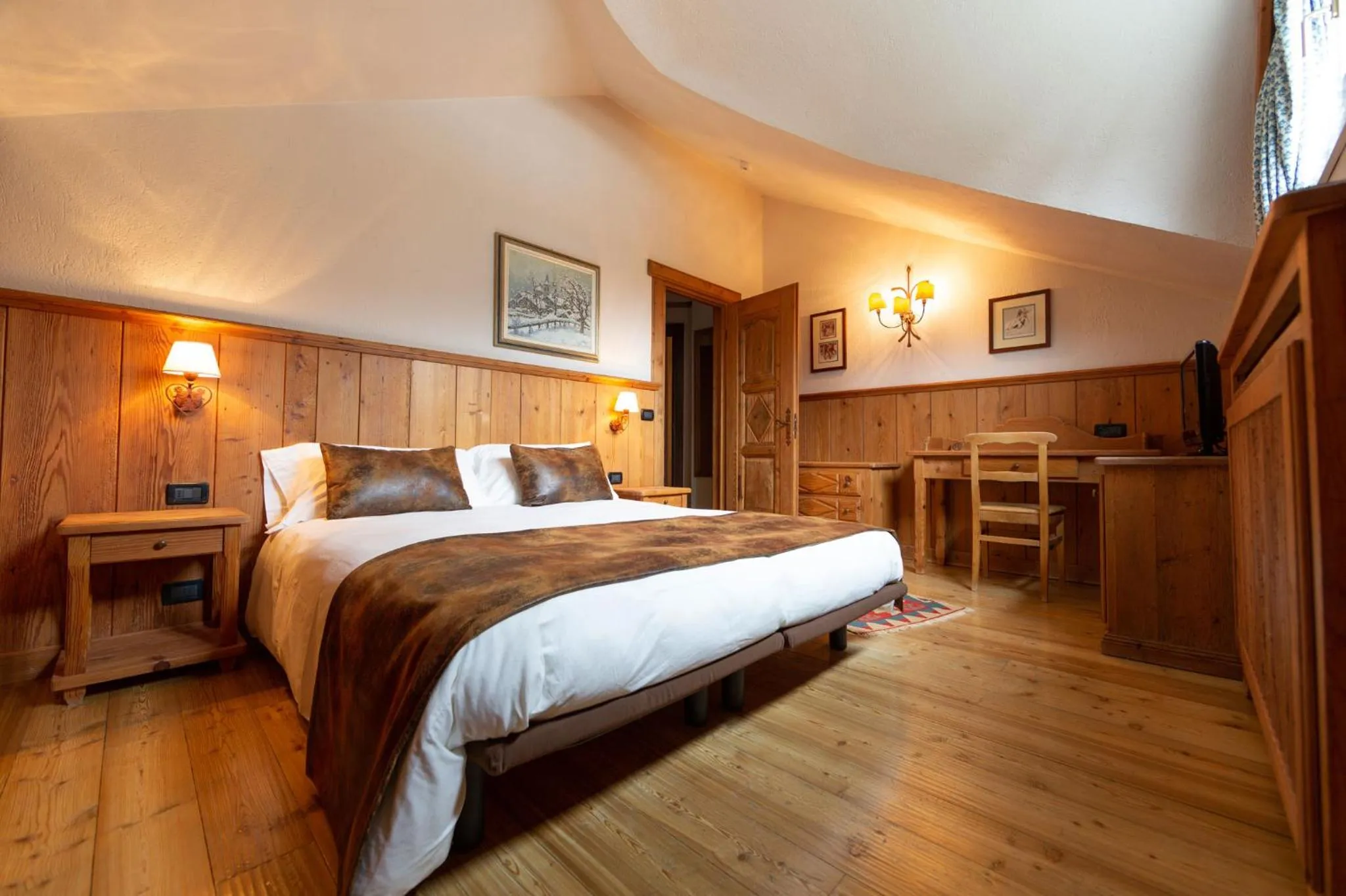 Bedroom, Bed in HOTEL BOUTON D'OR Courmayeur