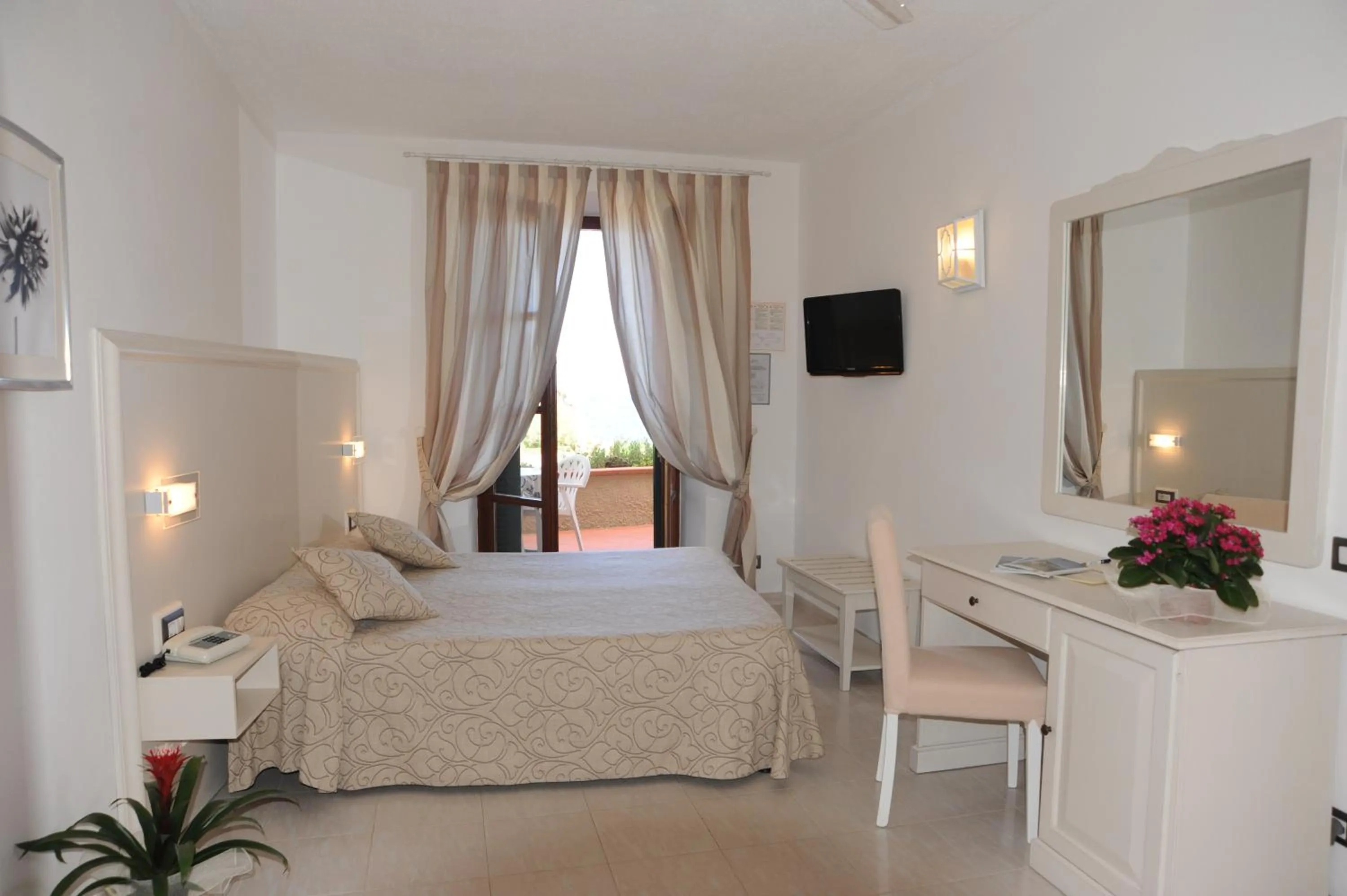 Photo of the whole room, Bed in Hotel Barsalini