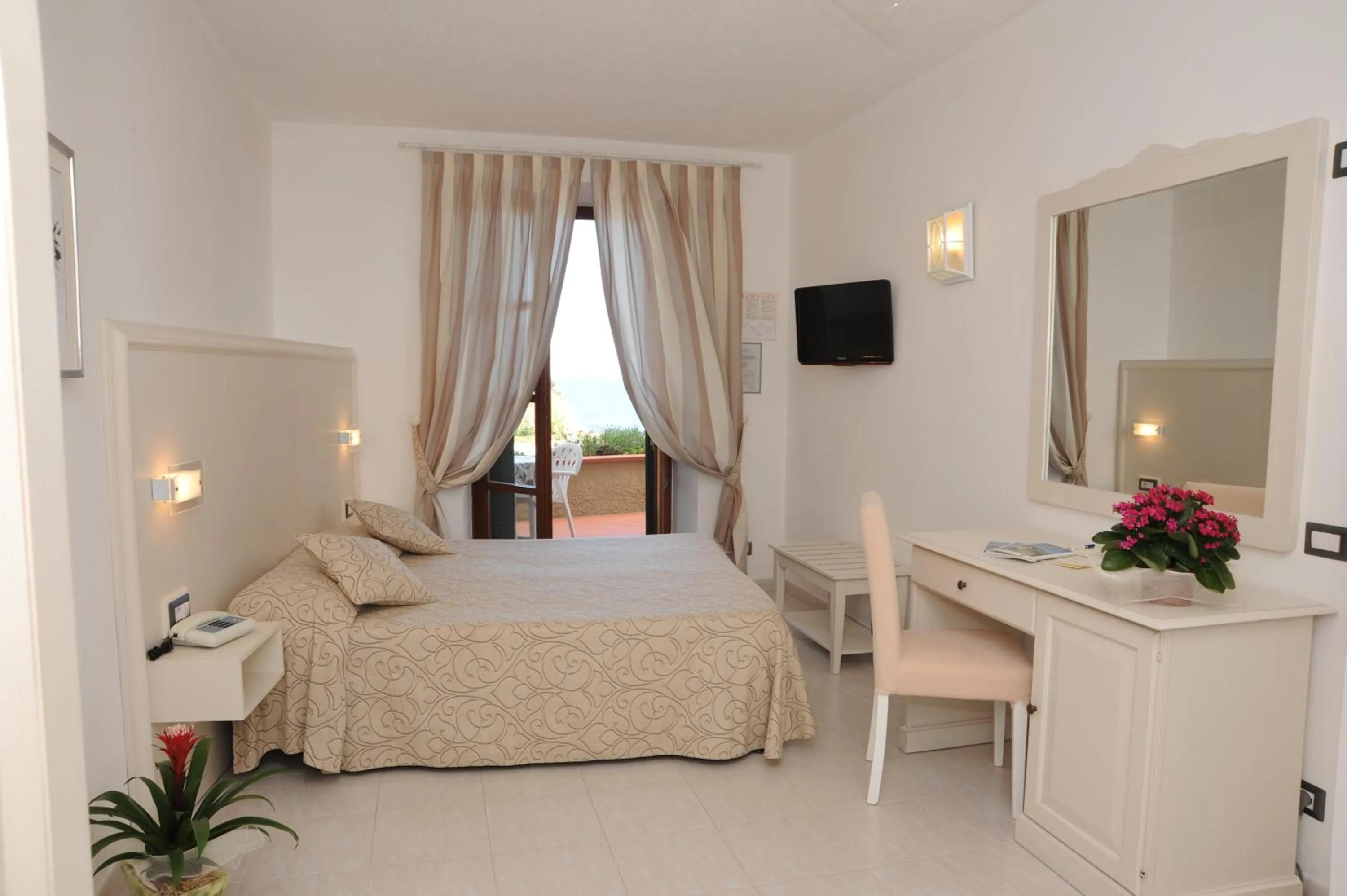 Photo of the whole room, Bed in Hotel Barsalini