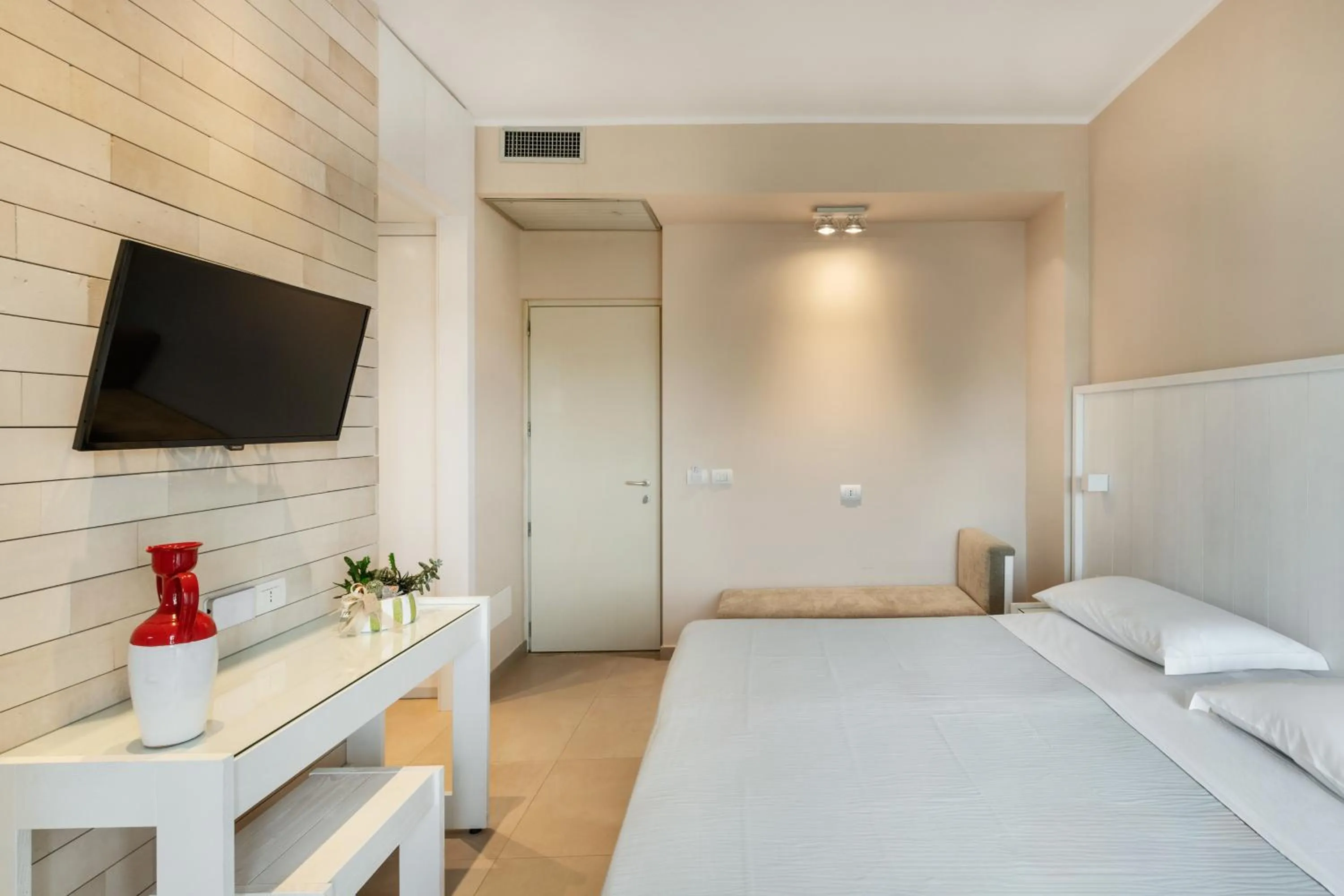 Bedroom, Bed in VOI Alimini Resort