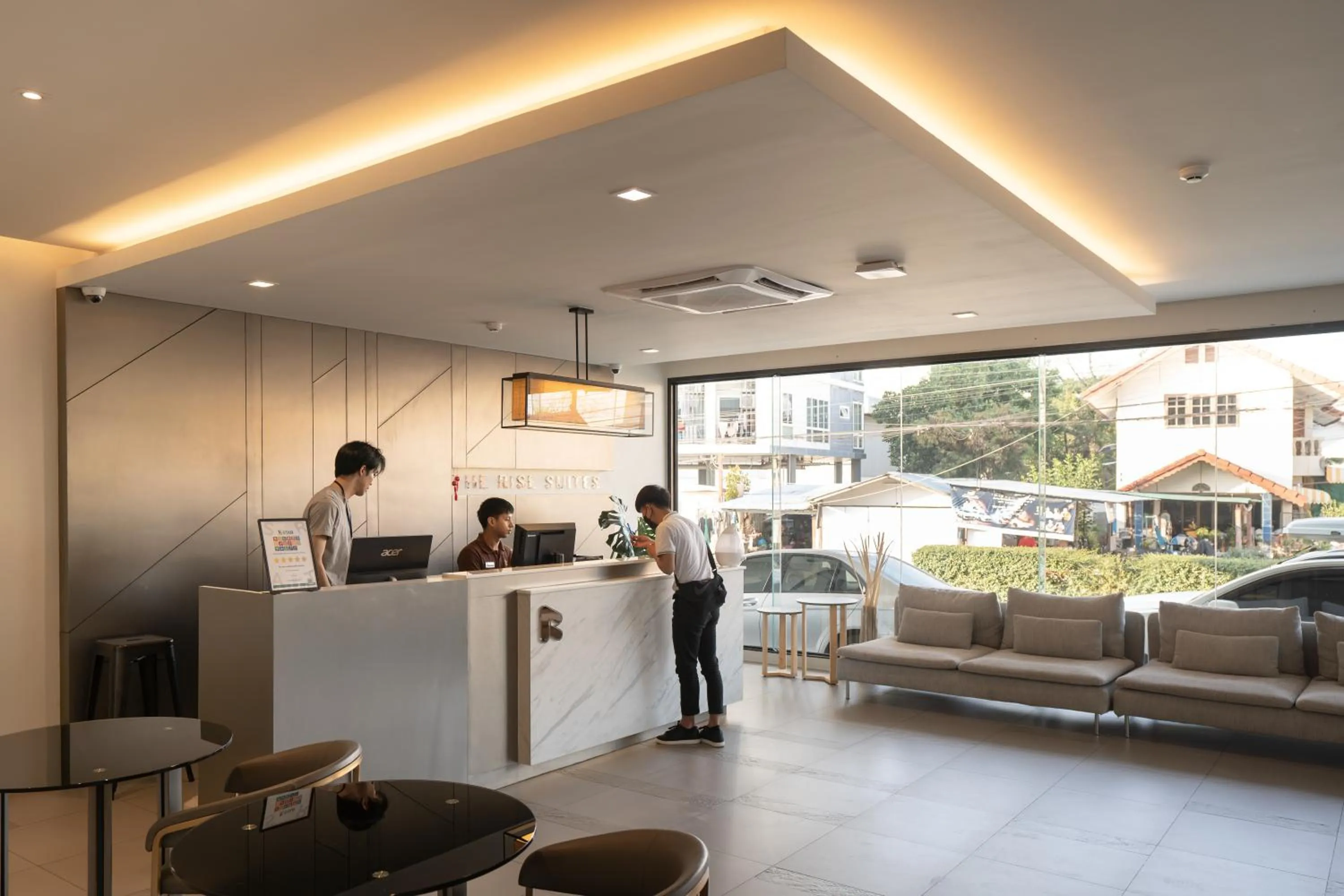 Lobby or reception in The Rise Suites Hotel, Chiang Mai - SHA Extra Plus