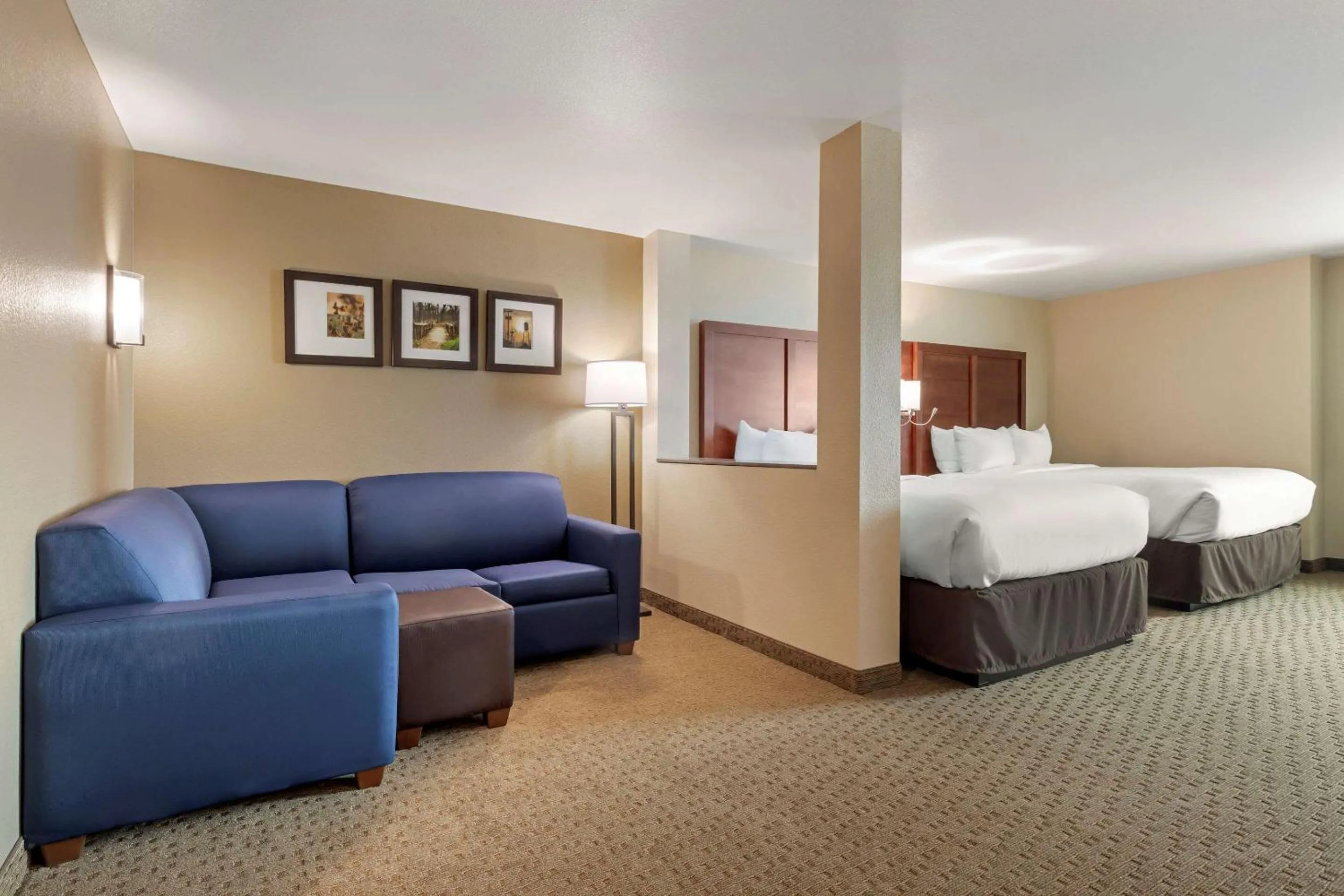 Photo of the whole room, Bed in Comfort Inn & Suites Euless DFW West