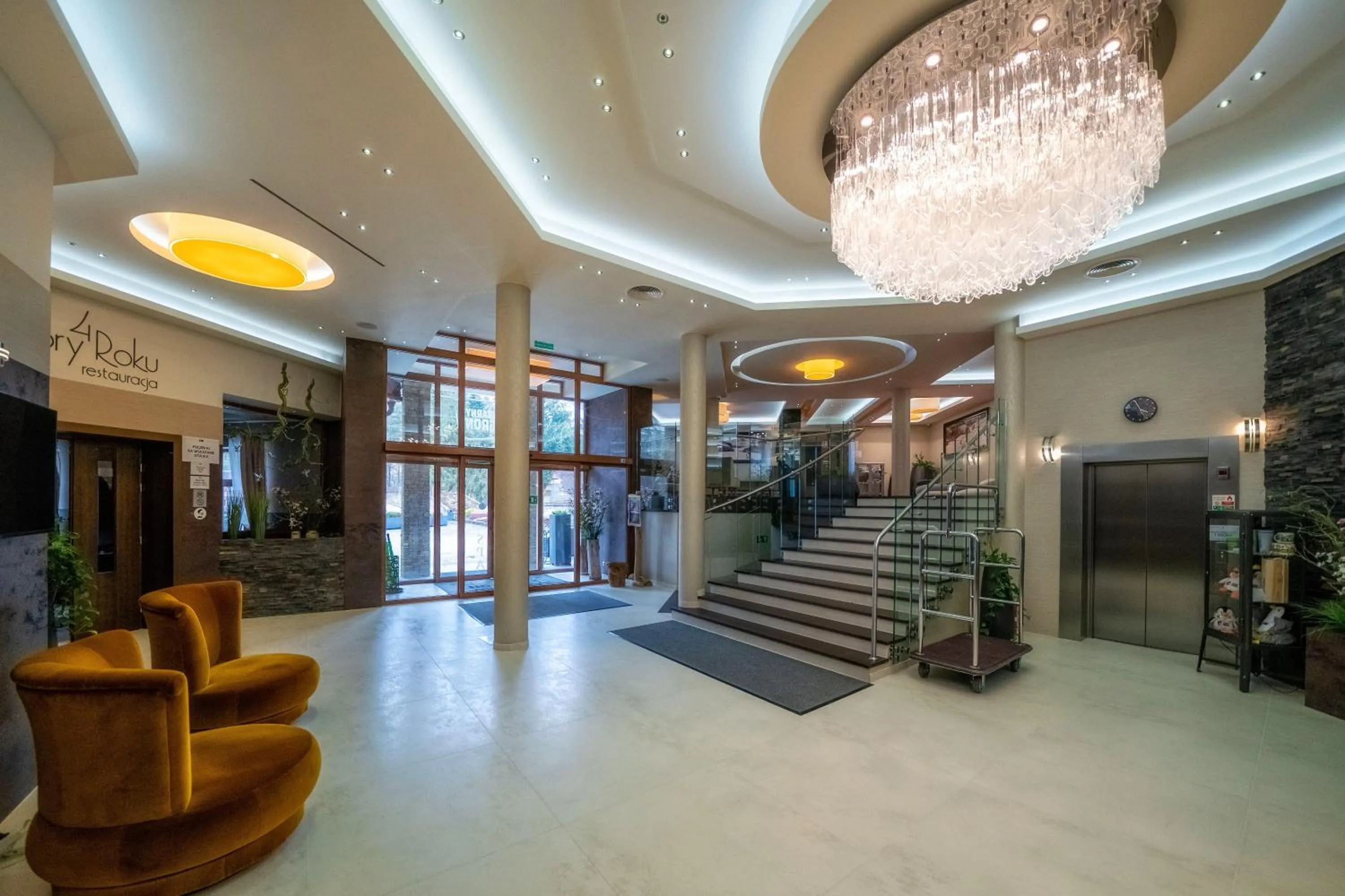 Lobby or reception in Hotel & SPA Czarny Groń