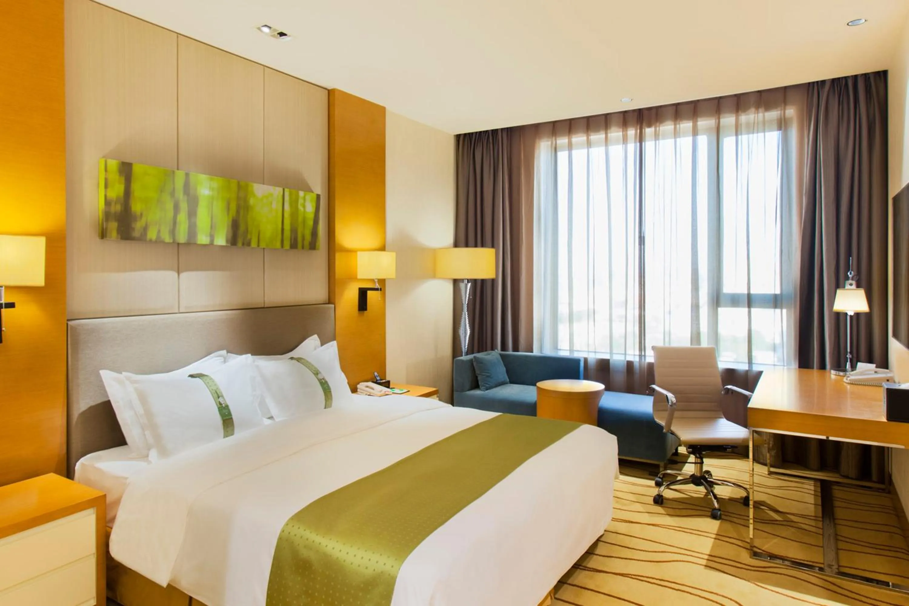Photo of the whole room, Bed in Holiday Inn Panjin Aqua City by IHG