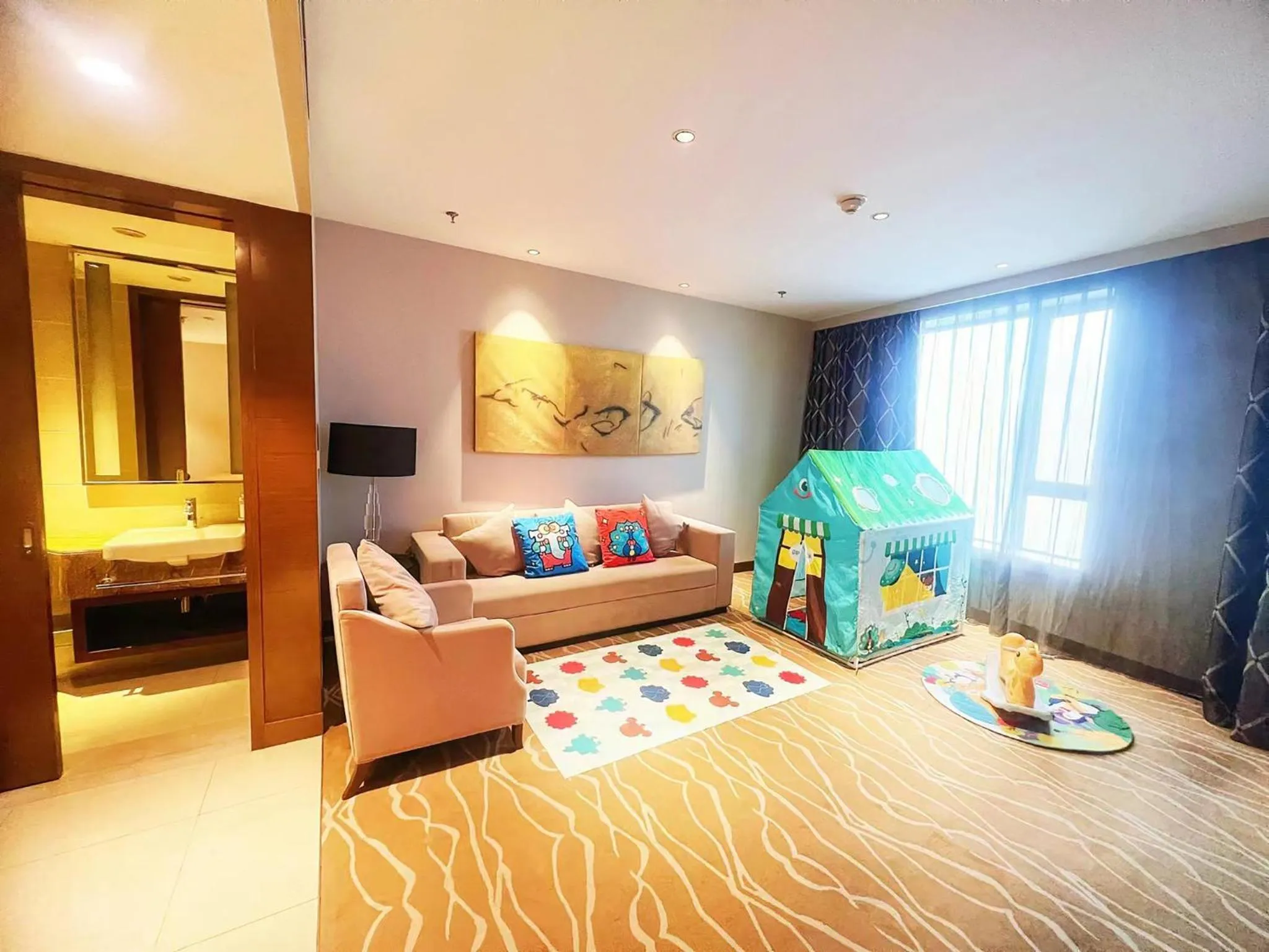 Photo of the whole room, Bed in Holiday Inn Panjin Aqua City by IHG