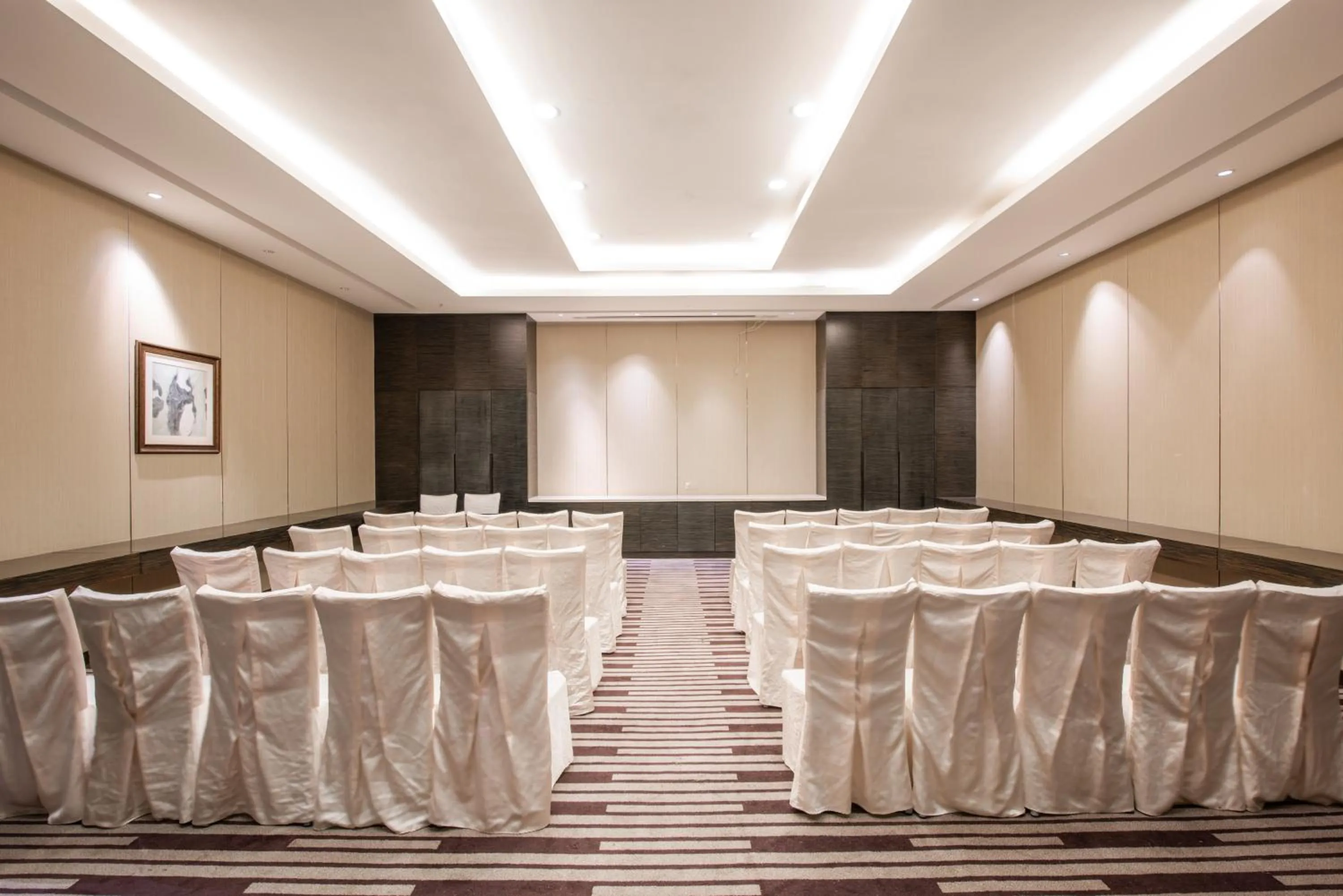 Meeting/conference room in Holiday Inn Panjin Aqua City by IHG