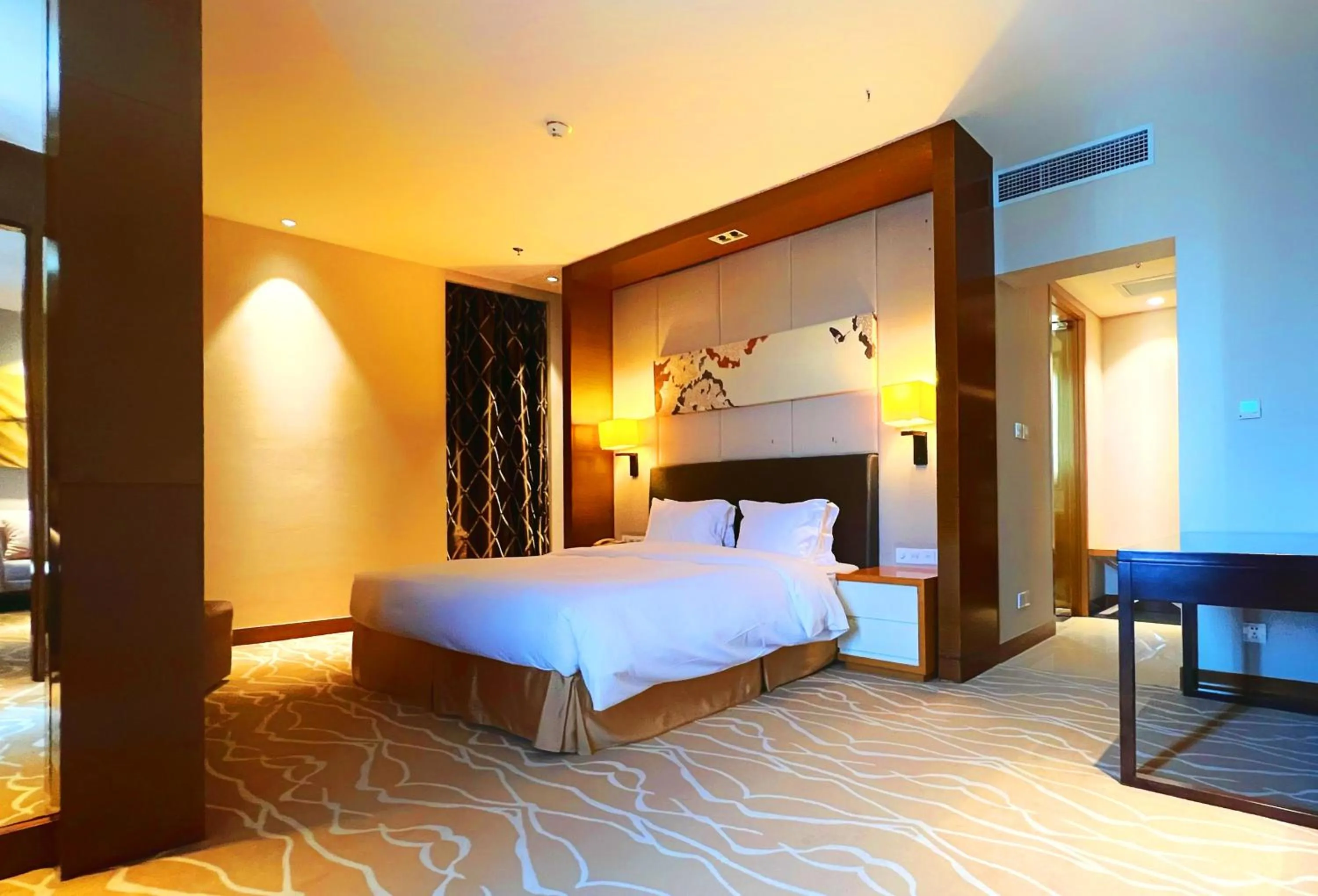 Photo of the whole room, Bed in Holiday Inn Panjin Aqua City by IHG