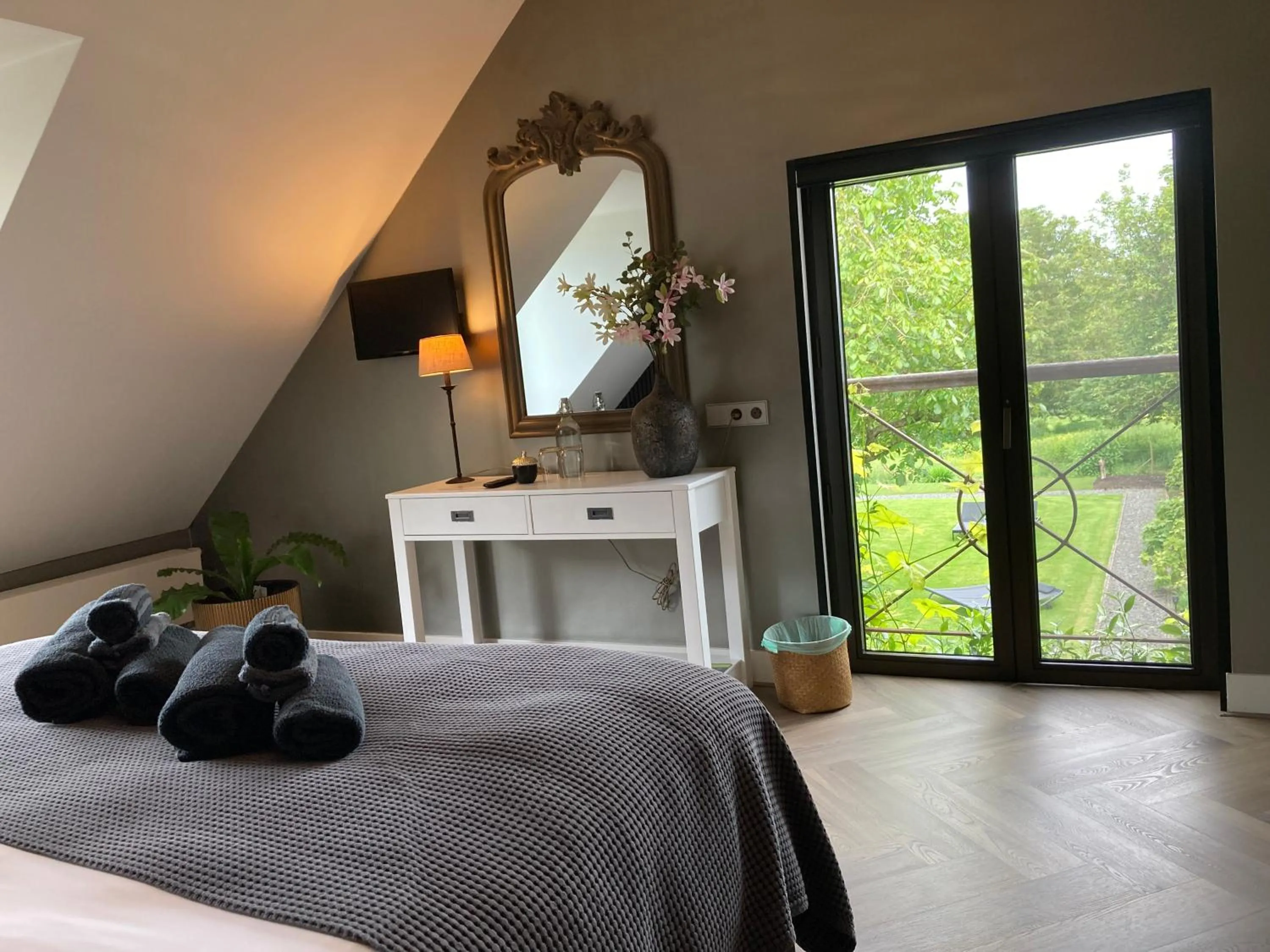 Photo of the whole room, Bed in Rue Haute by M&M 4 sterren bed en breakfast vlakbij Maastricht