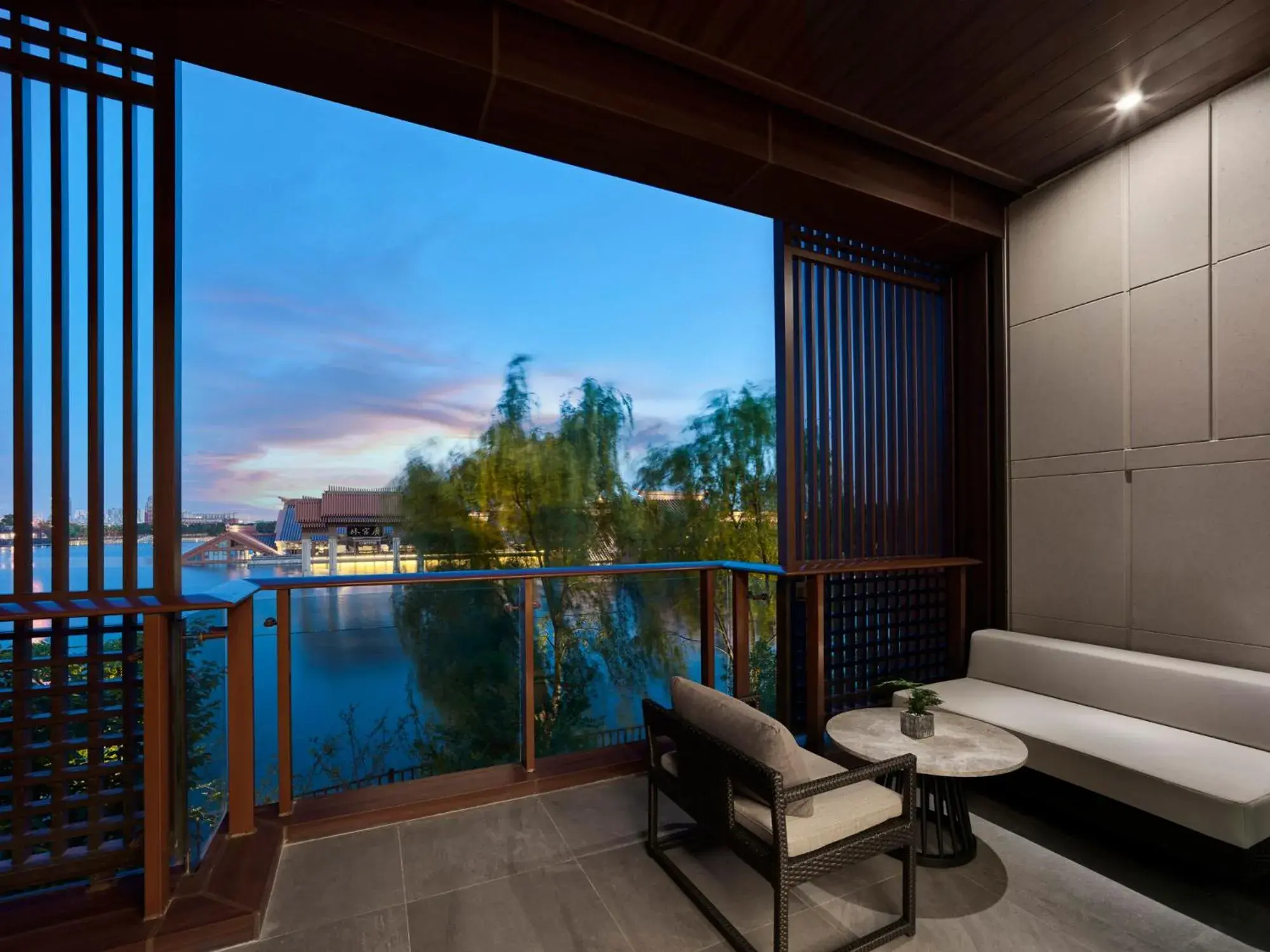 Premium King Room with Lake View and Balcony in Hilton Shanghai Songjiang Guangfulin Premium King Room with Lake View and Balcony in Hilton Shanghai Songjiang Guangfulin