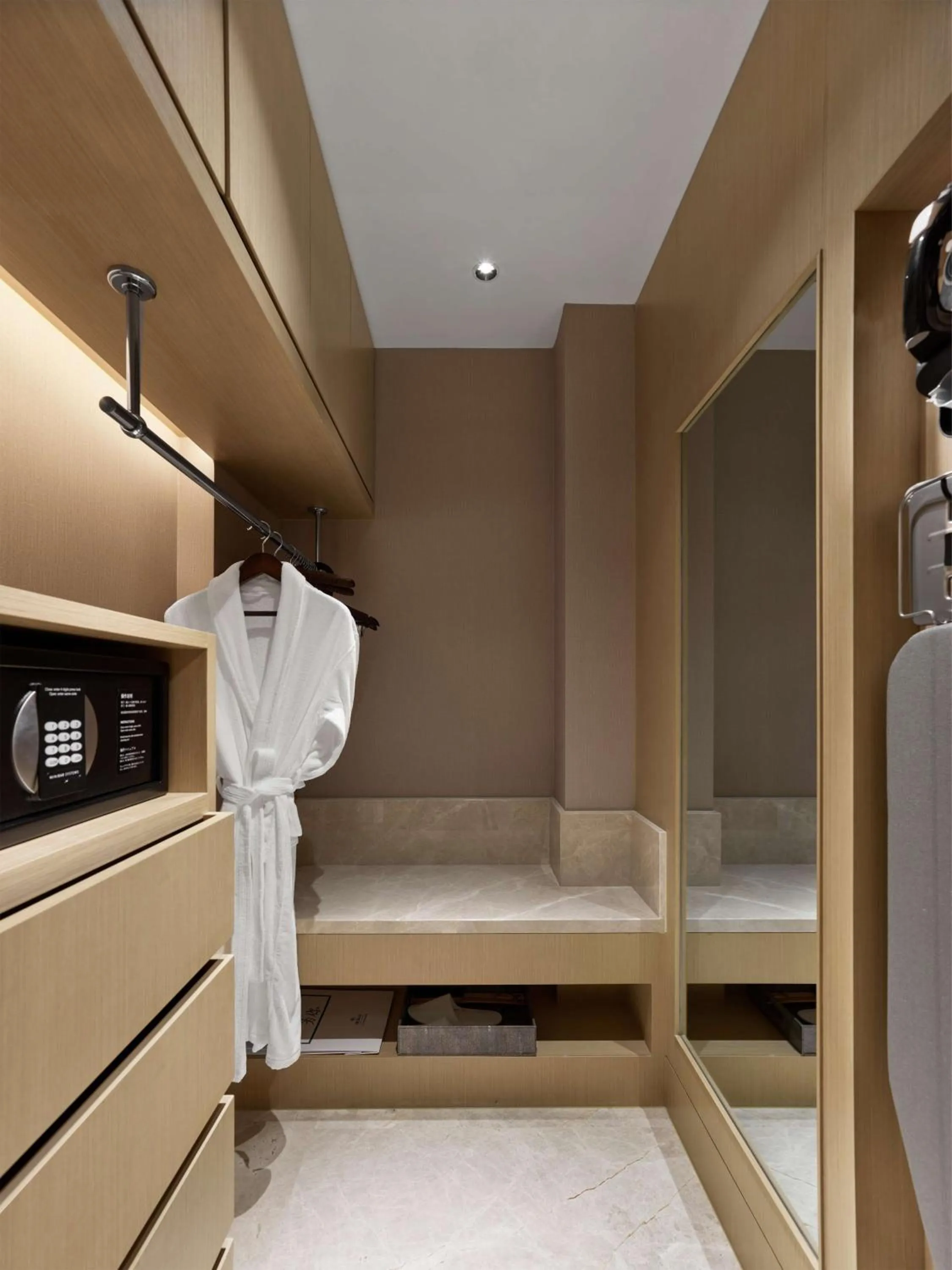 Photo of the whole room, Bed in Hilton Shanghai Songjiang Guangfulin