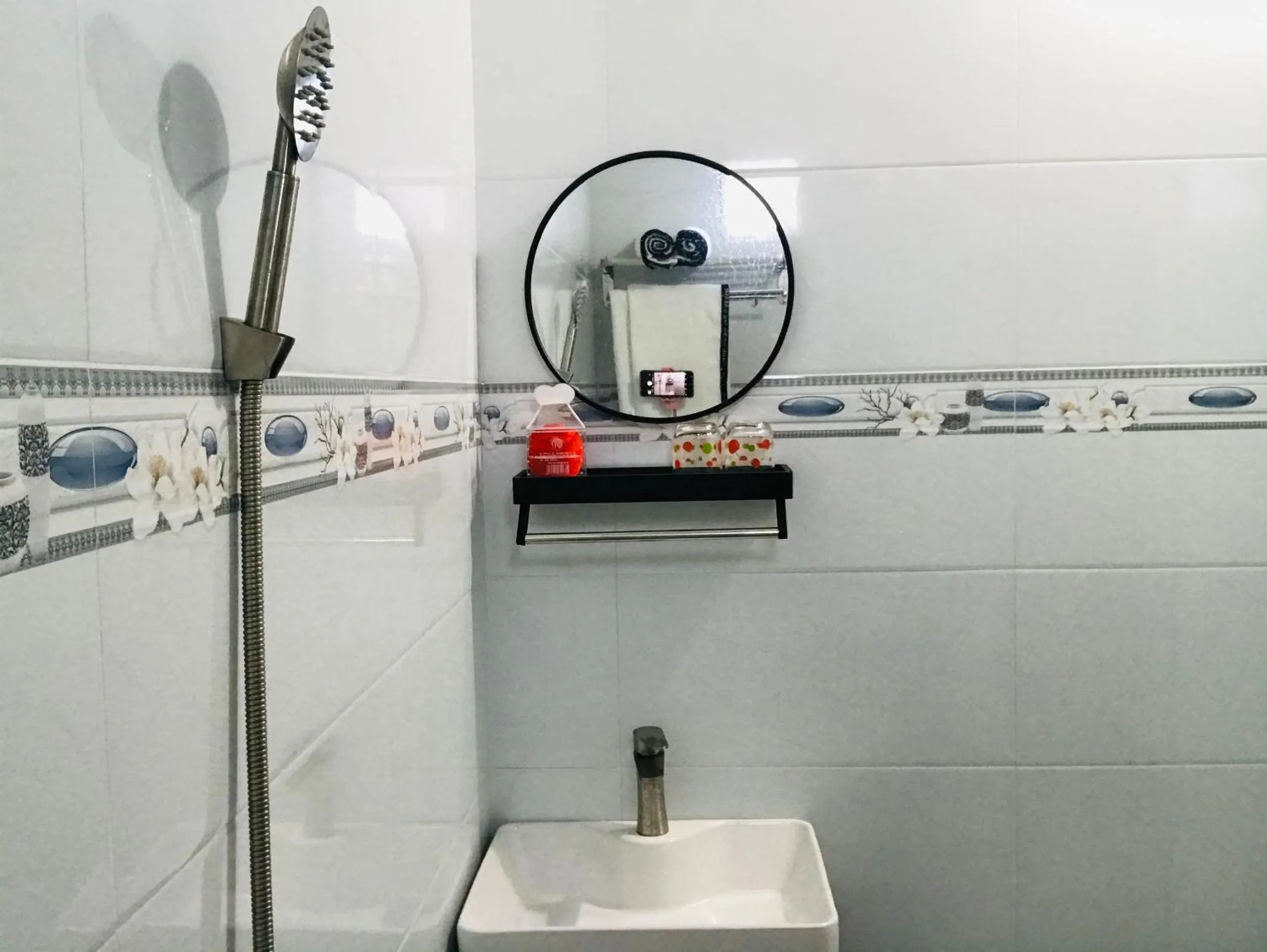 Shower in Thành Trinh hotel đảo Phú Quý