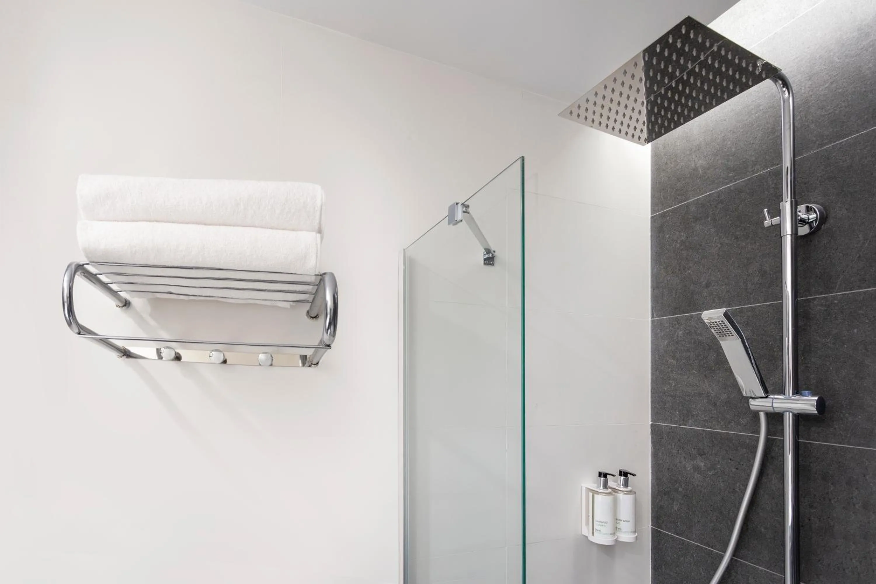 Shower in B&B HOTEL Murcia