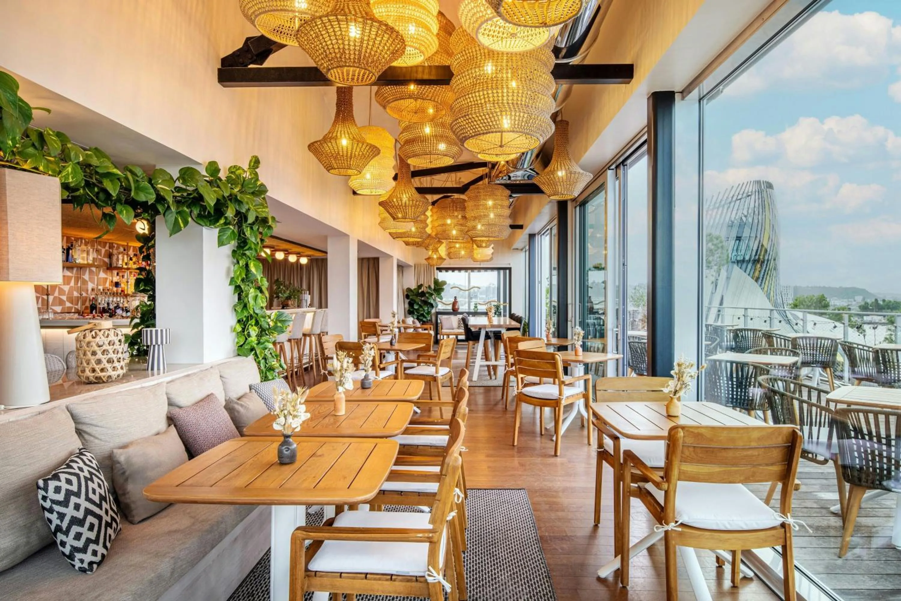 Lounge or bar in Renaissance Bordeaux Hotel