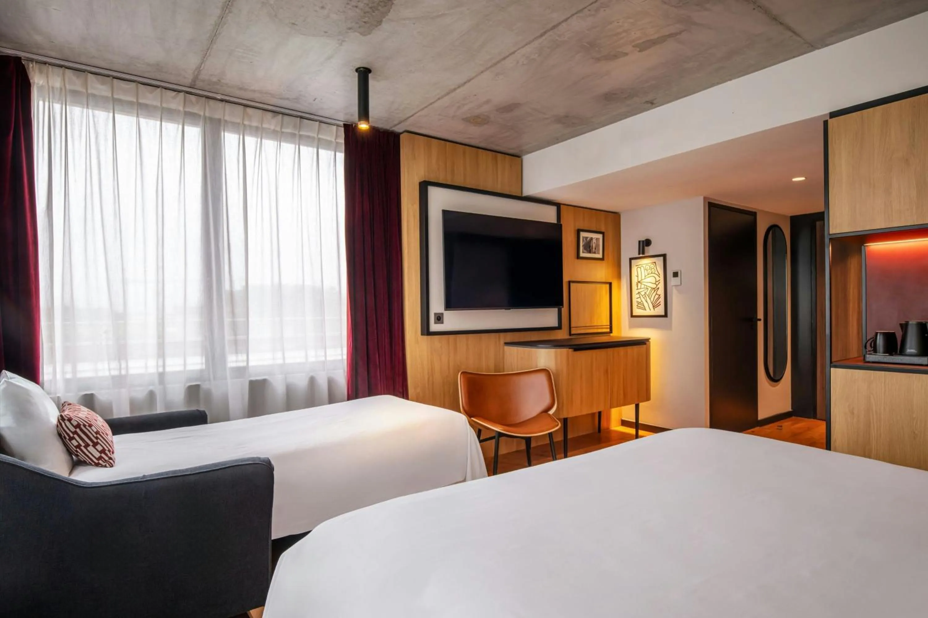 Photo of the whole room, Bed in Renaissance Bordeaux Hotel