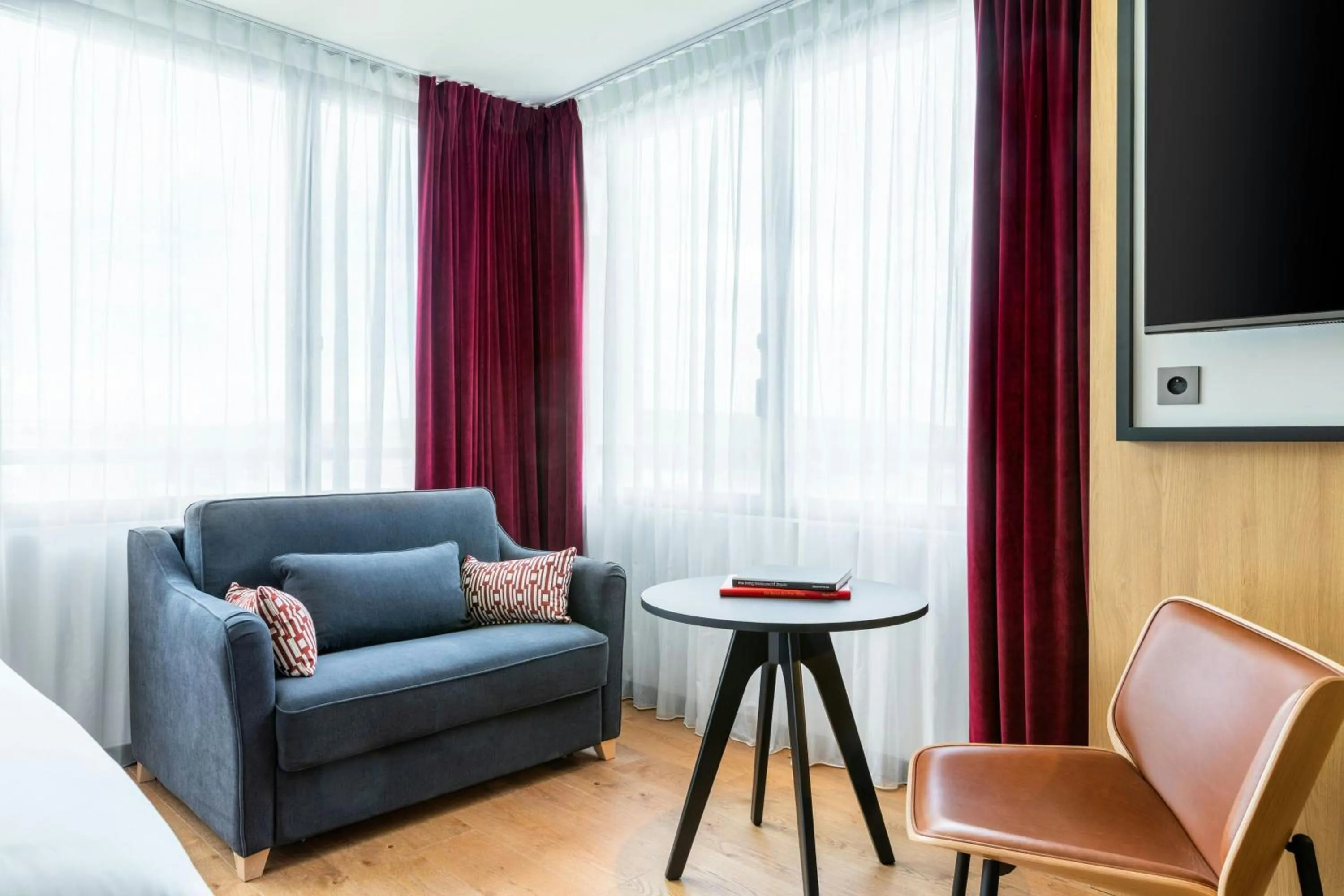 Photo of the whole room in Renaissance Bordeaux Hotel