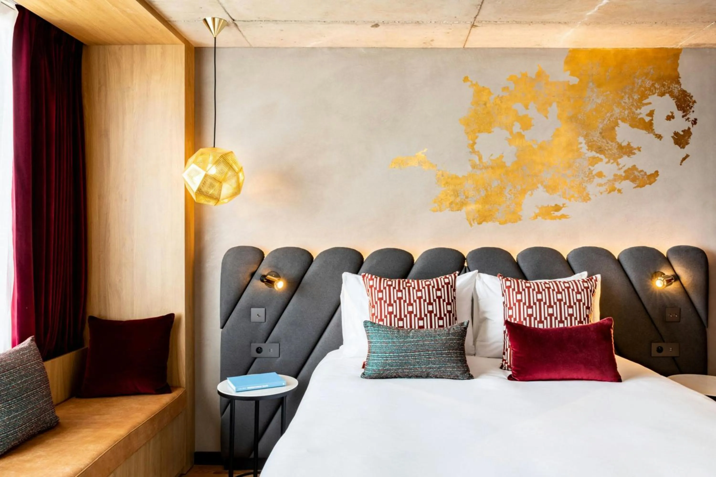 Photo of the whole room, Bed in Renaissance Bordeaux Hotel