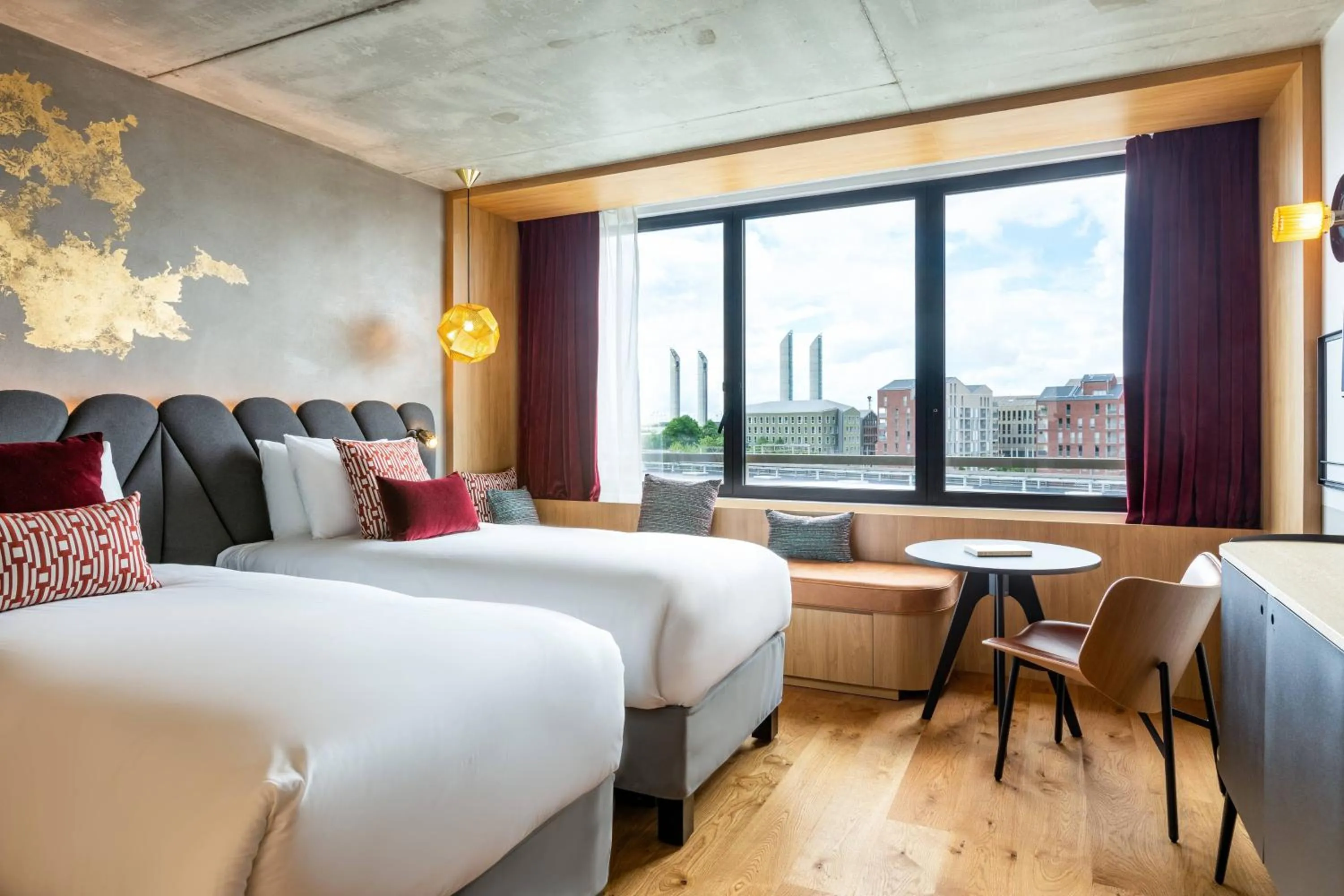 Photo of the whole room, Bed in Renaissance Bordeaux Hotel