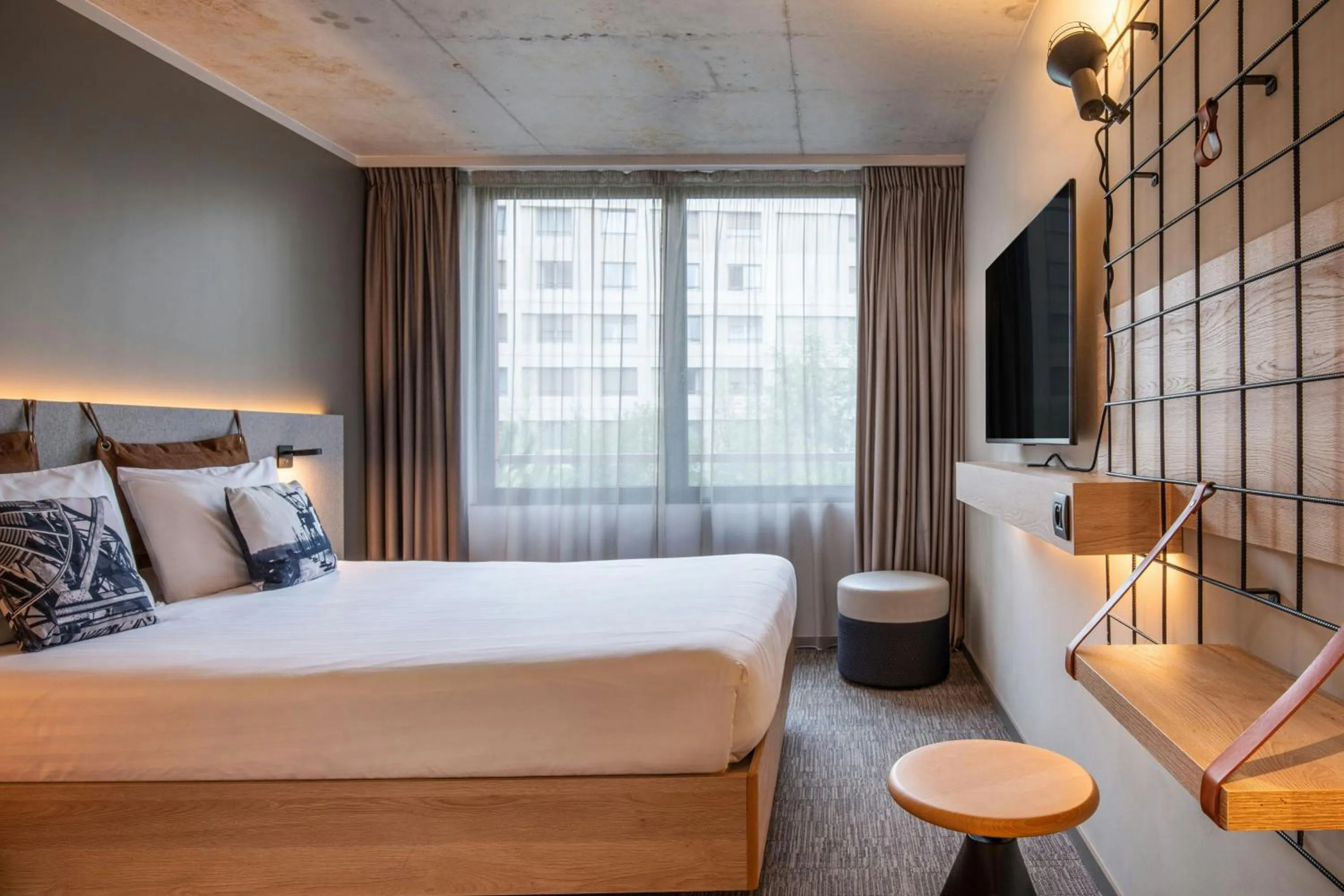 Photo of the whole room, Bed in Moxy Bordeaux