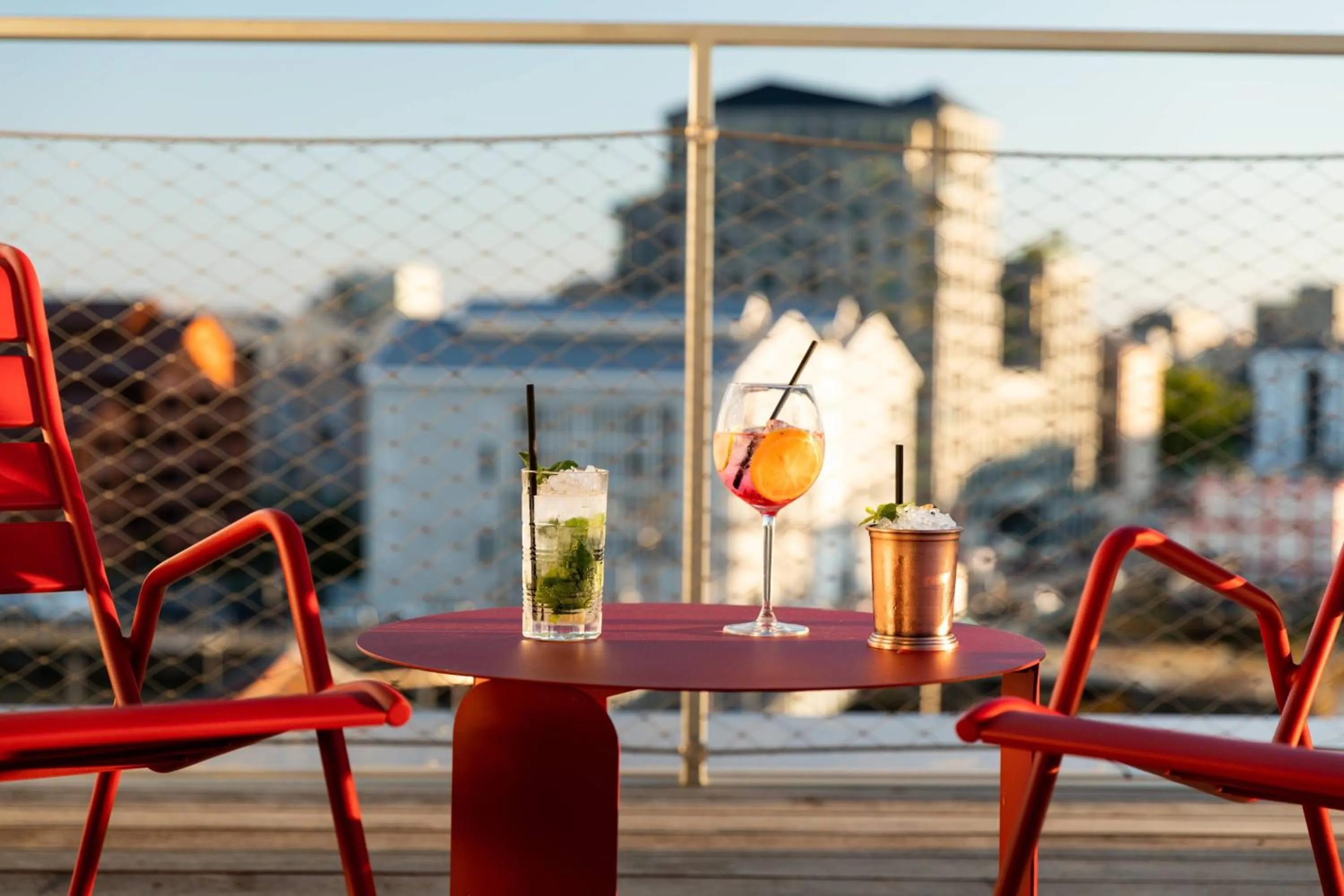 Photo of the whole room in Moxy Bordeaux