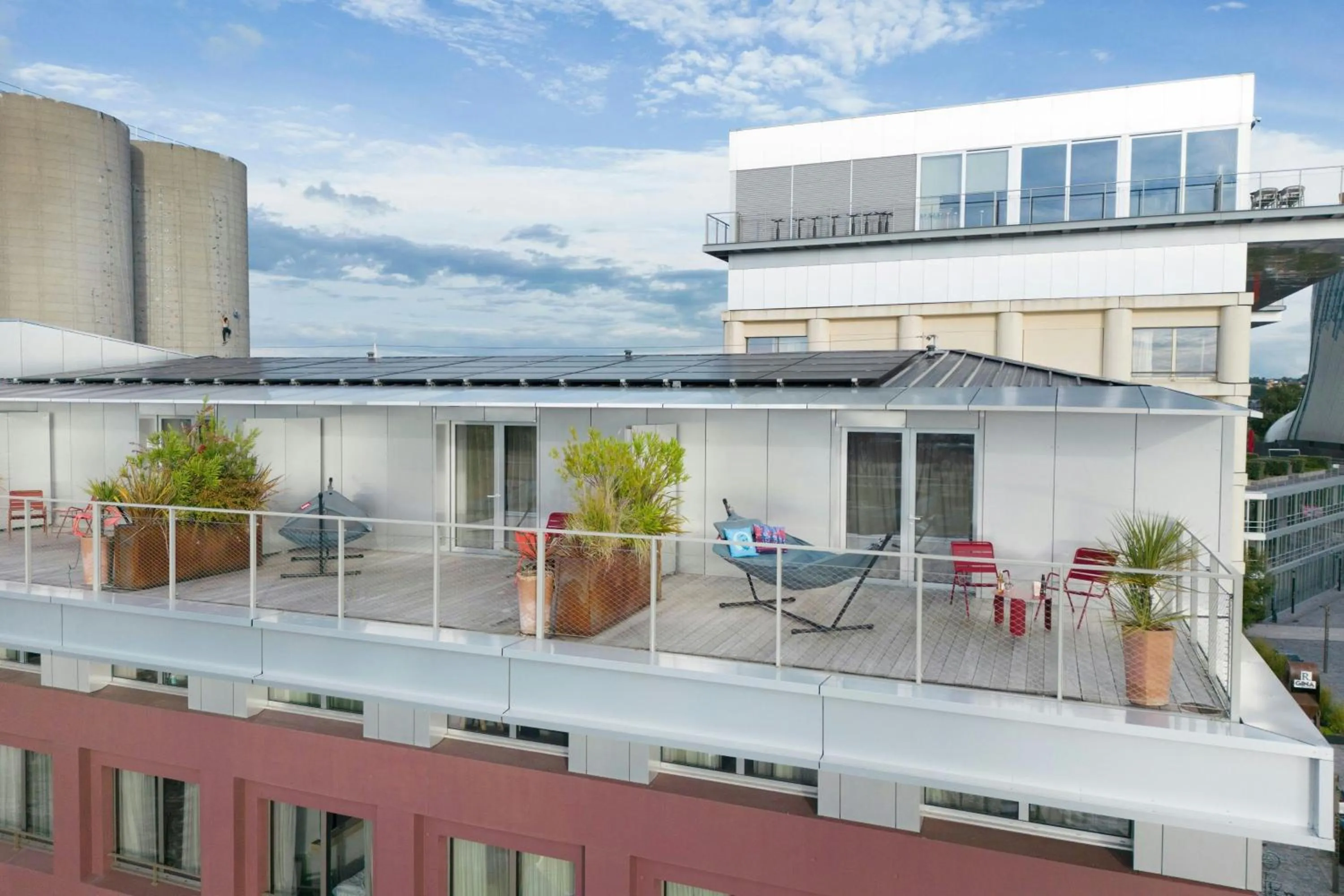 Photo of the whole room in Moxy Bordeaux