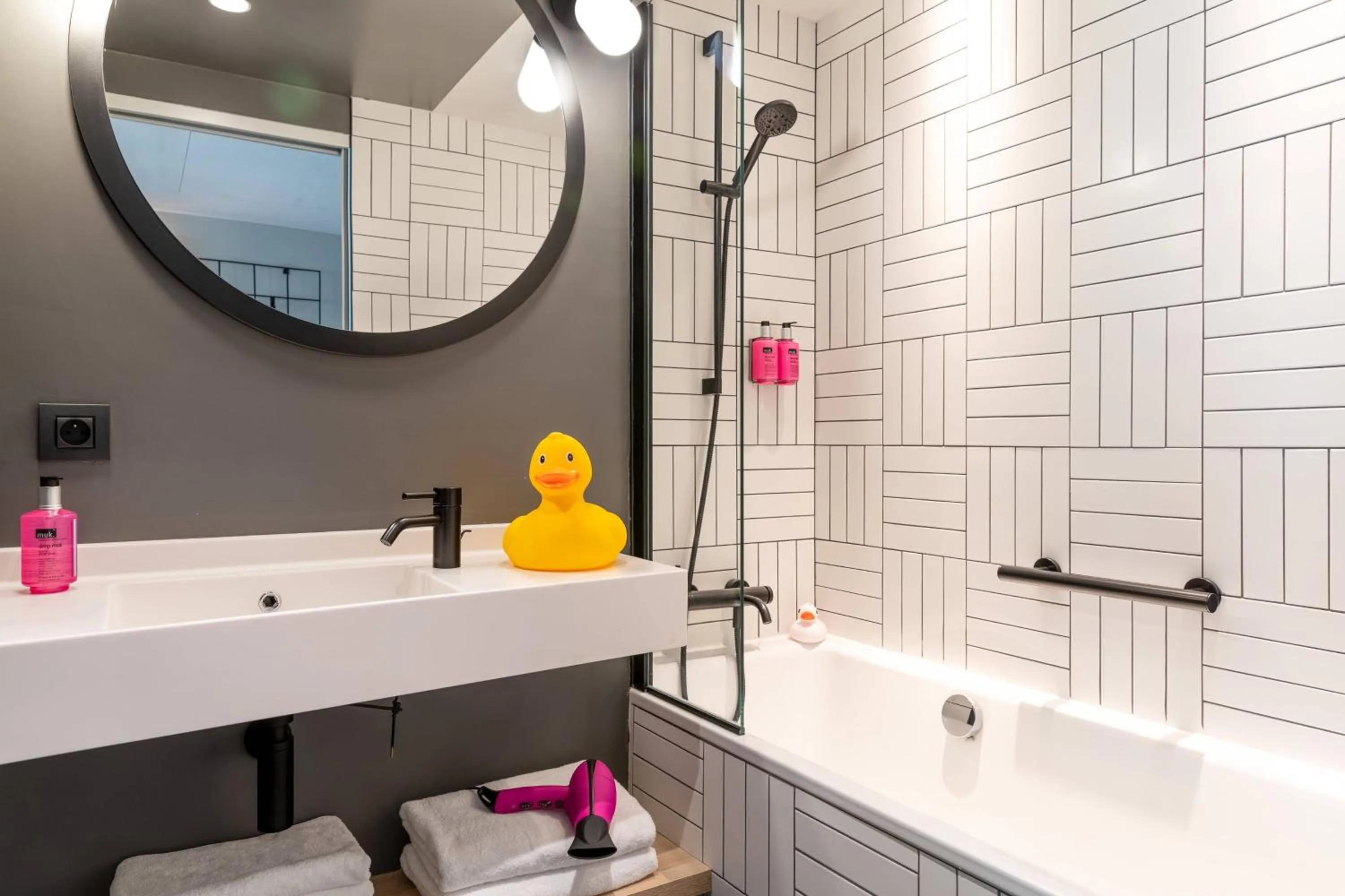 Bathroom in Moxy Bordeaux