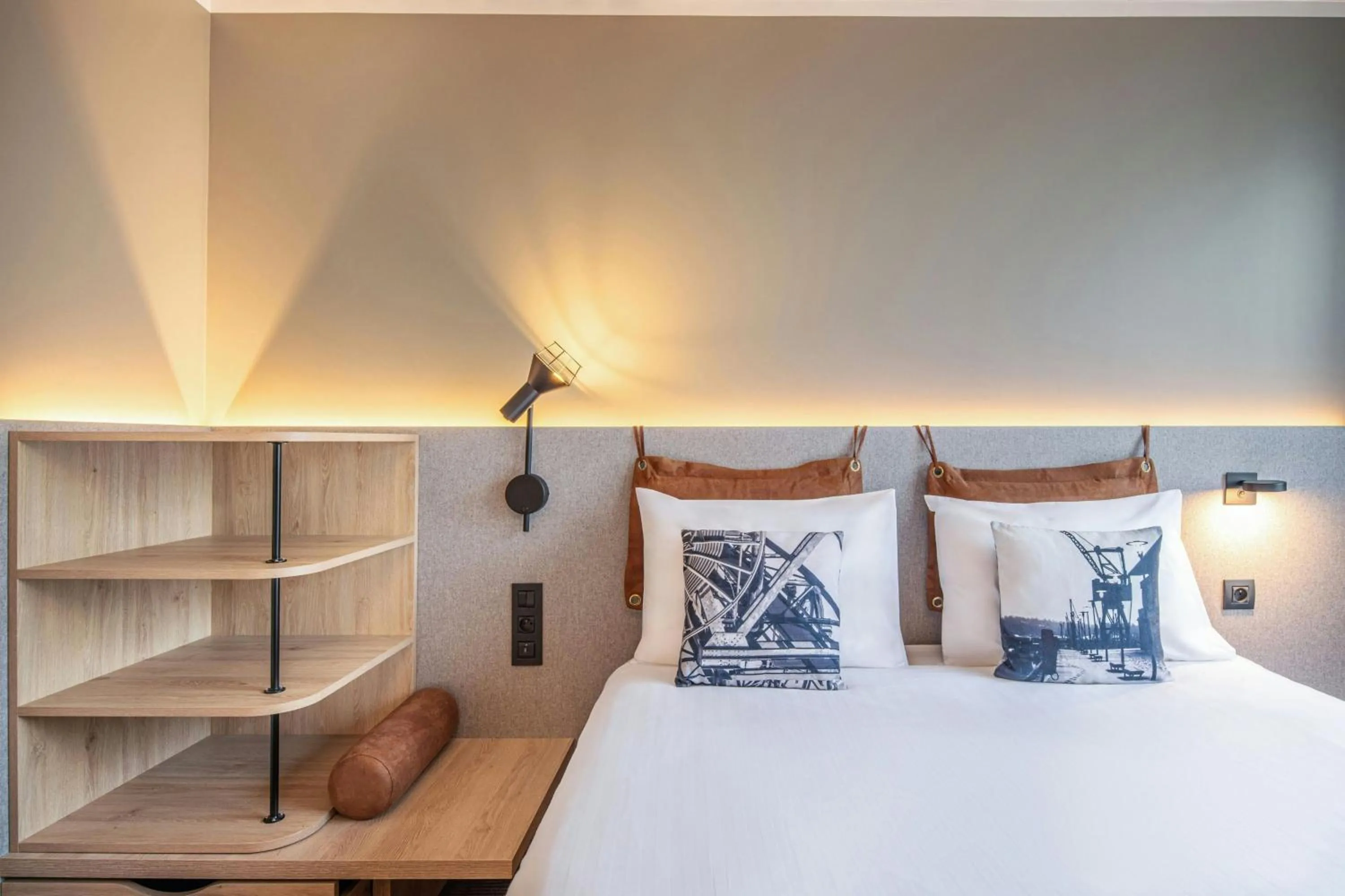 Photo of the whole room, Bed in Moxy Bordeaux