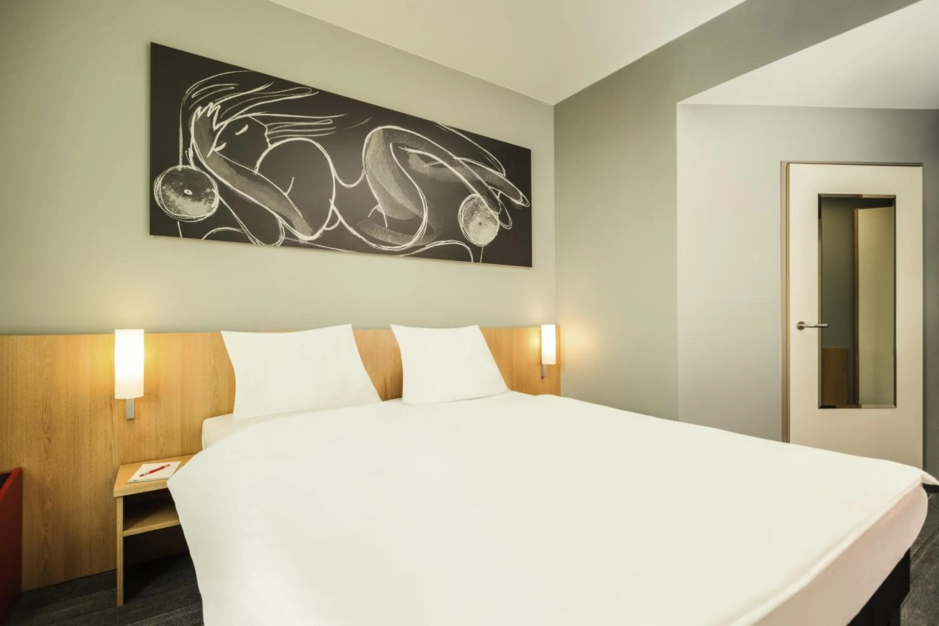 Bed in Ibis Vienna Airport