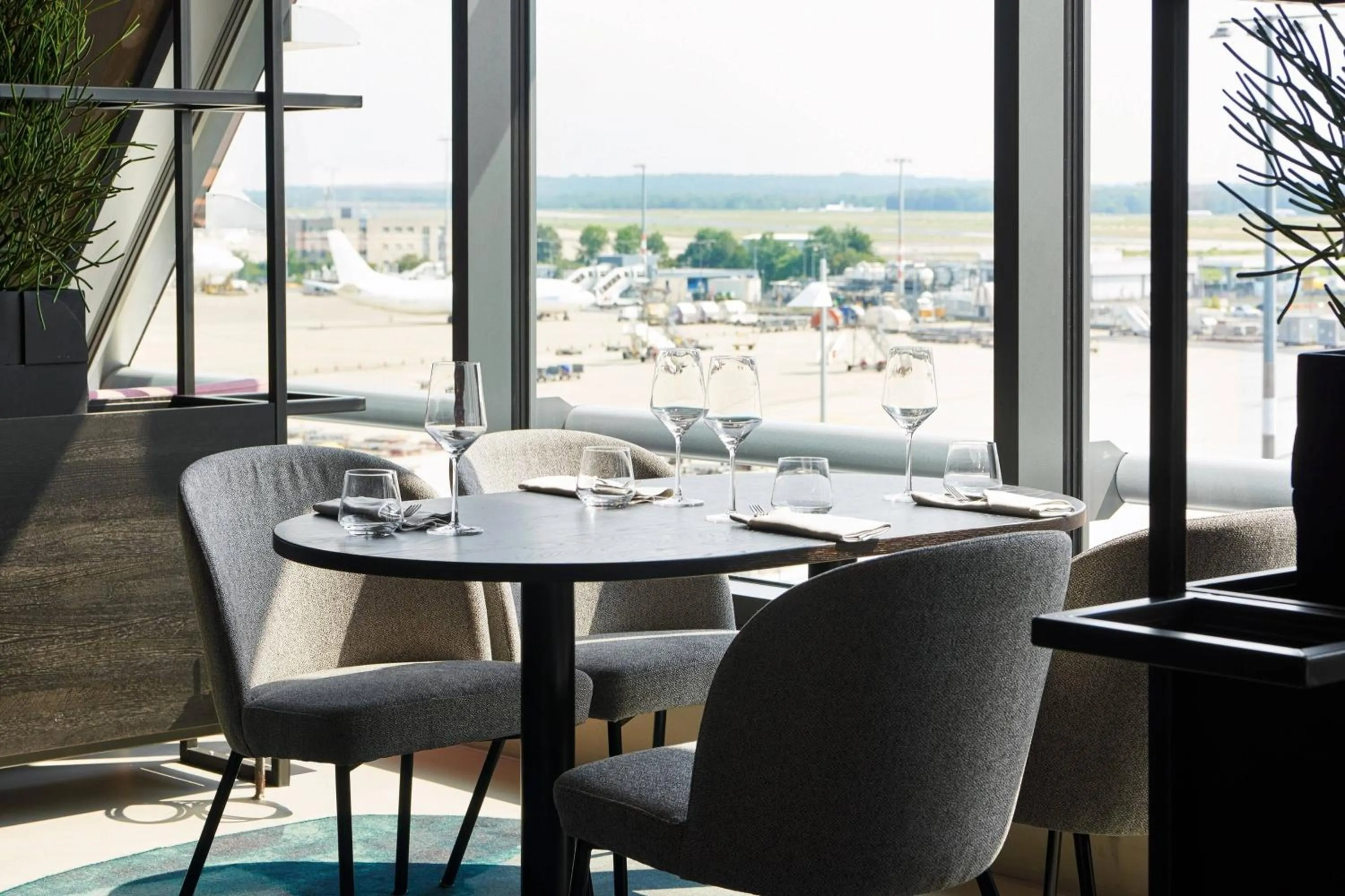 Restaurant/places to eat in Moxy Cologne Bonn Airport
