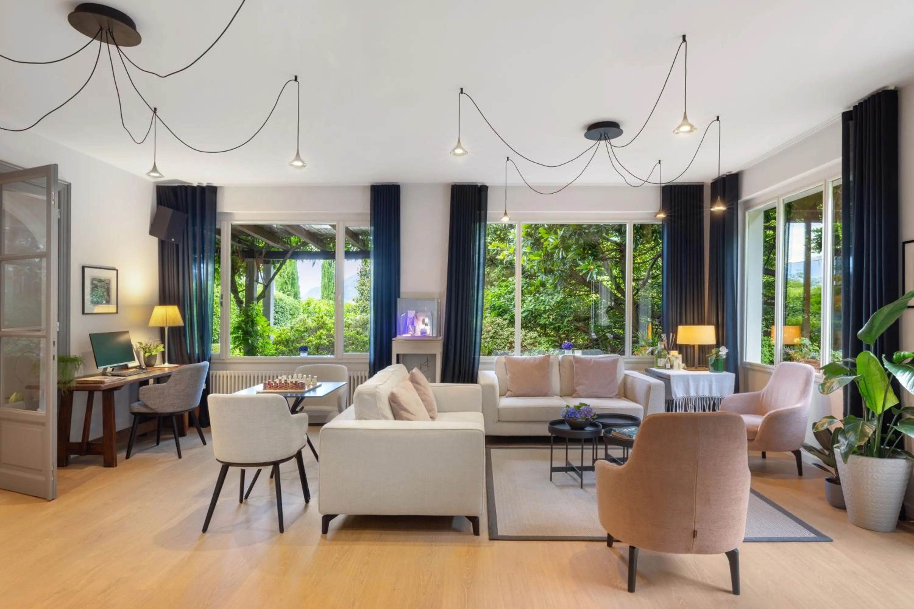 Communal lounge/ TV room in Park Hotel Villa Belvedere