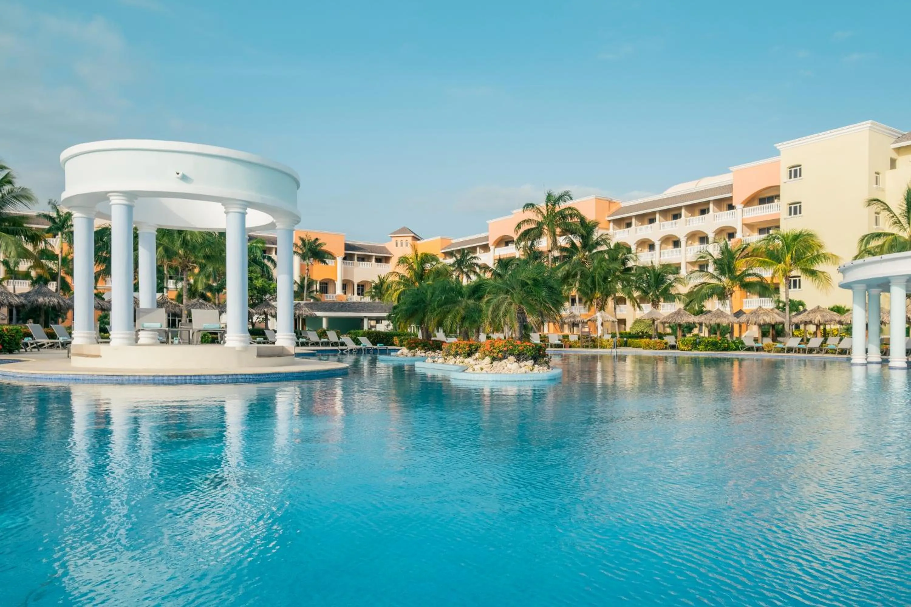 Swimming pool in Iberostar Selection Rose Hall Suites - All Inclusive